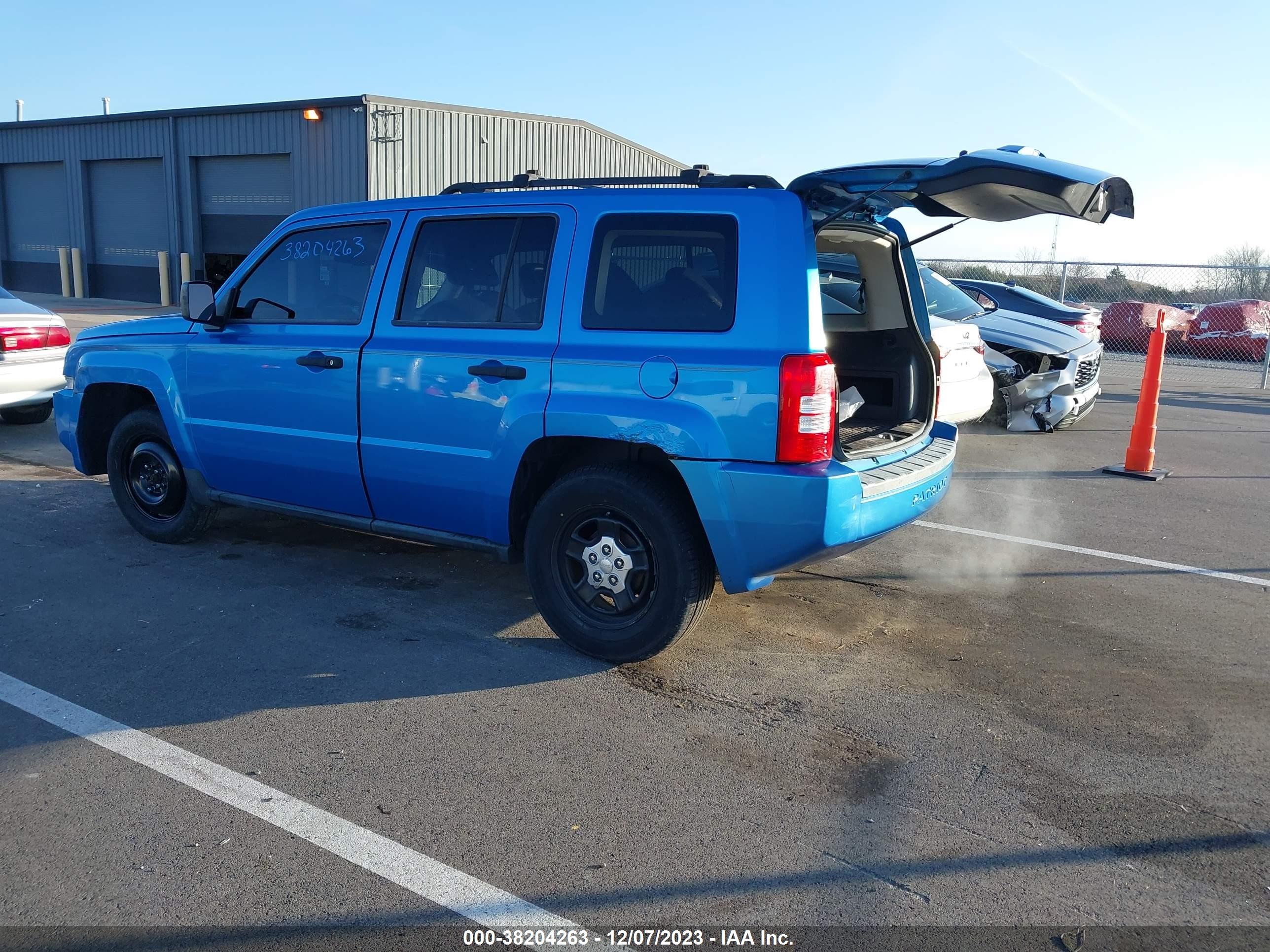 Photo 2 VIN: 1J8FT28028D637289 - JEEP LIBERTY (PATRIOT) 