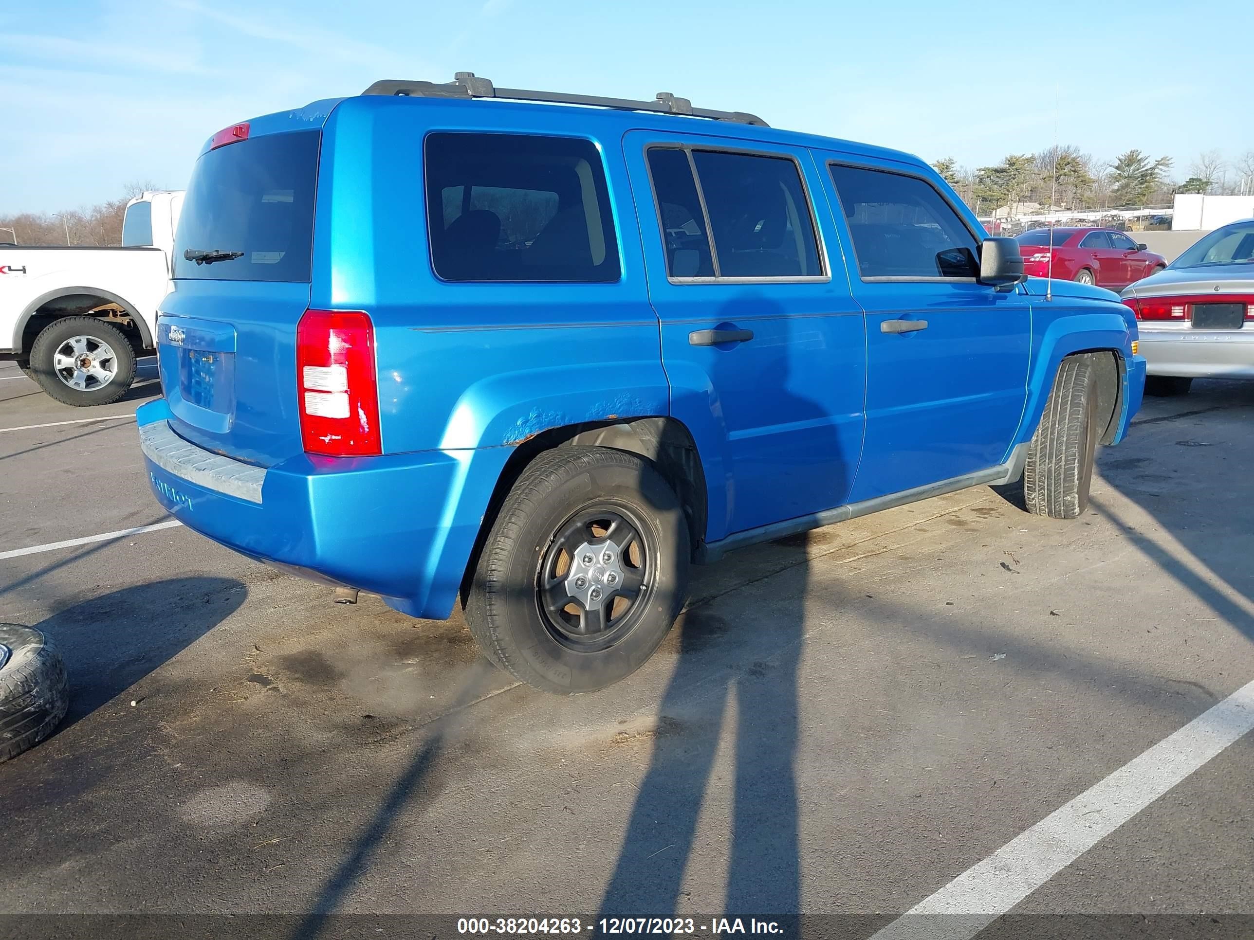 Photo 3 VIN: 1J8FT28028D637289 - JEEP LIBERTY (PATRIOT) 