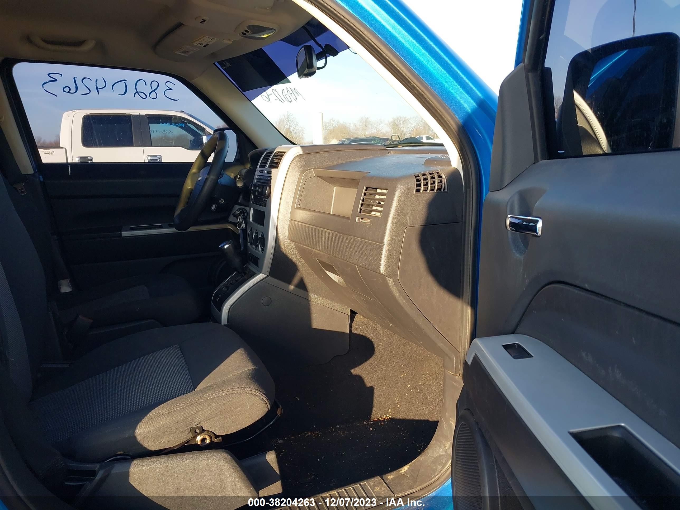 Photo 4 VIN: 1J8FT28028D637289 - JEEP LIBERTY (PATRIOT) 