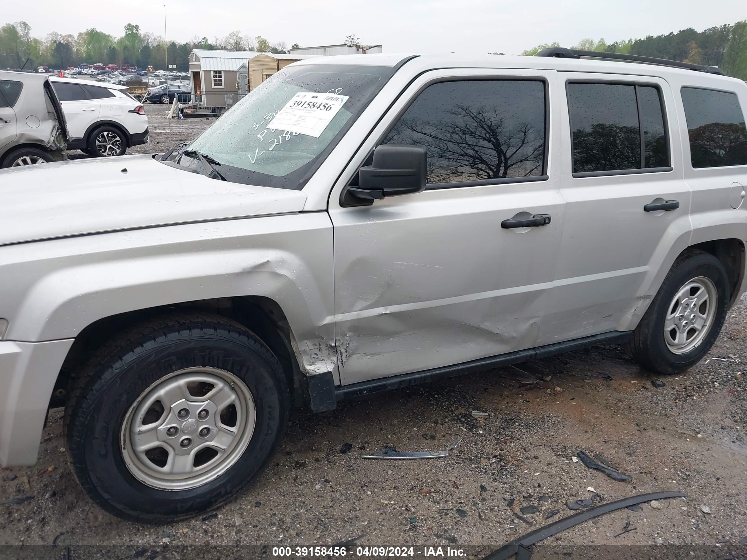 Photo 5 VIN: 1J8FT28058D722188 - JEEP LIBERTY (PATRIOT) 