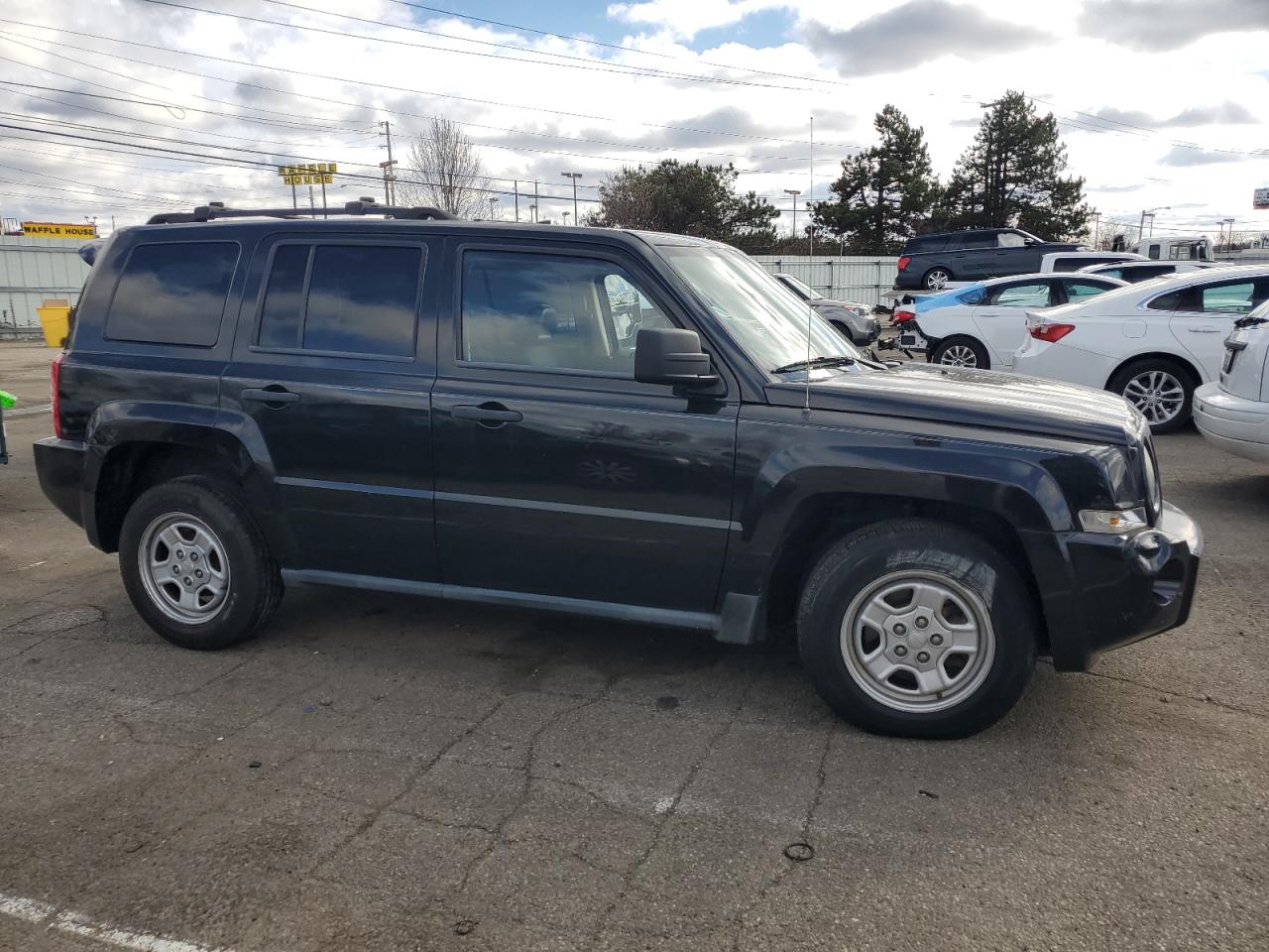 Photo 3 VIN: 1J8FT28B09D178010 - JEEP LIBERTY (PATRIOT) 