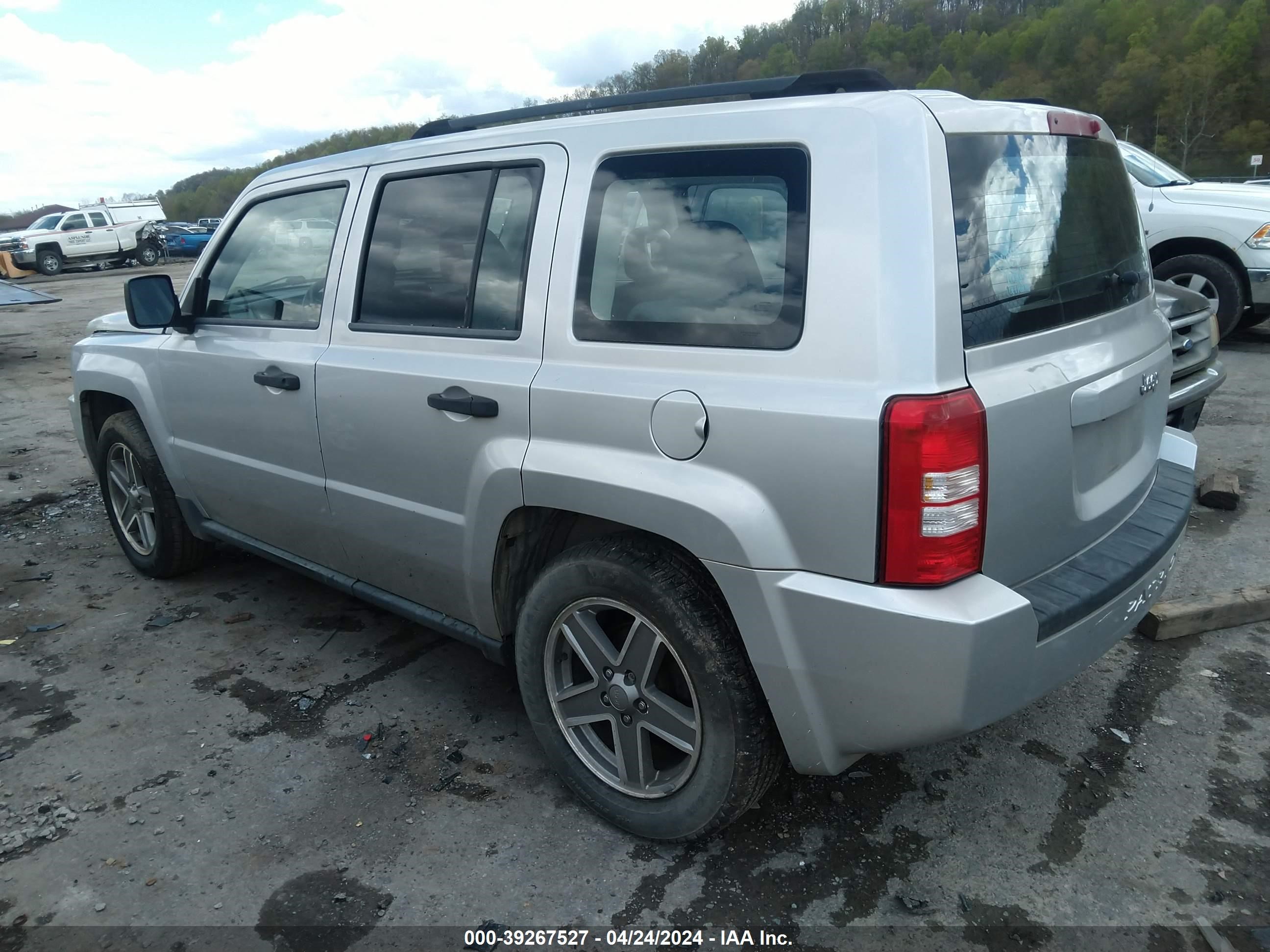 Photo 2 VIN: 1J8FT28W27D294874 - JEEP LIBERTY (PATRIOT) 