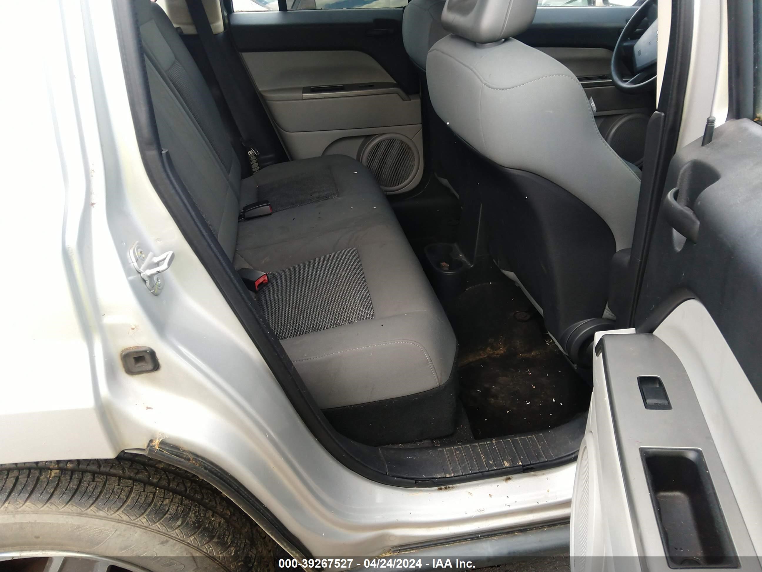 Photo 7 VIN: 1J8FT28W27D294874 - JEEP LIBERTY (PATRIOT) 