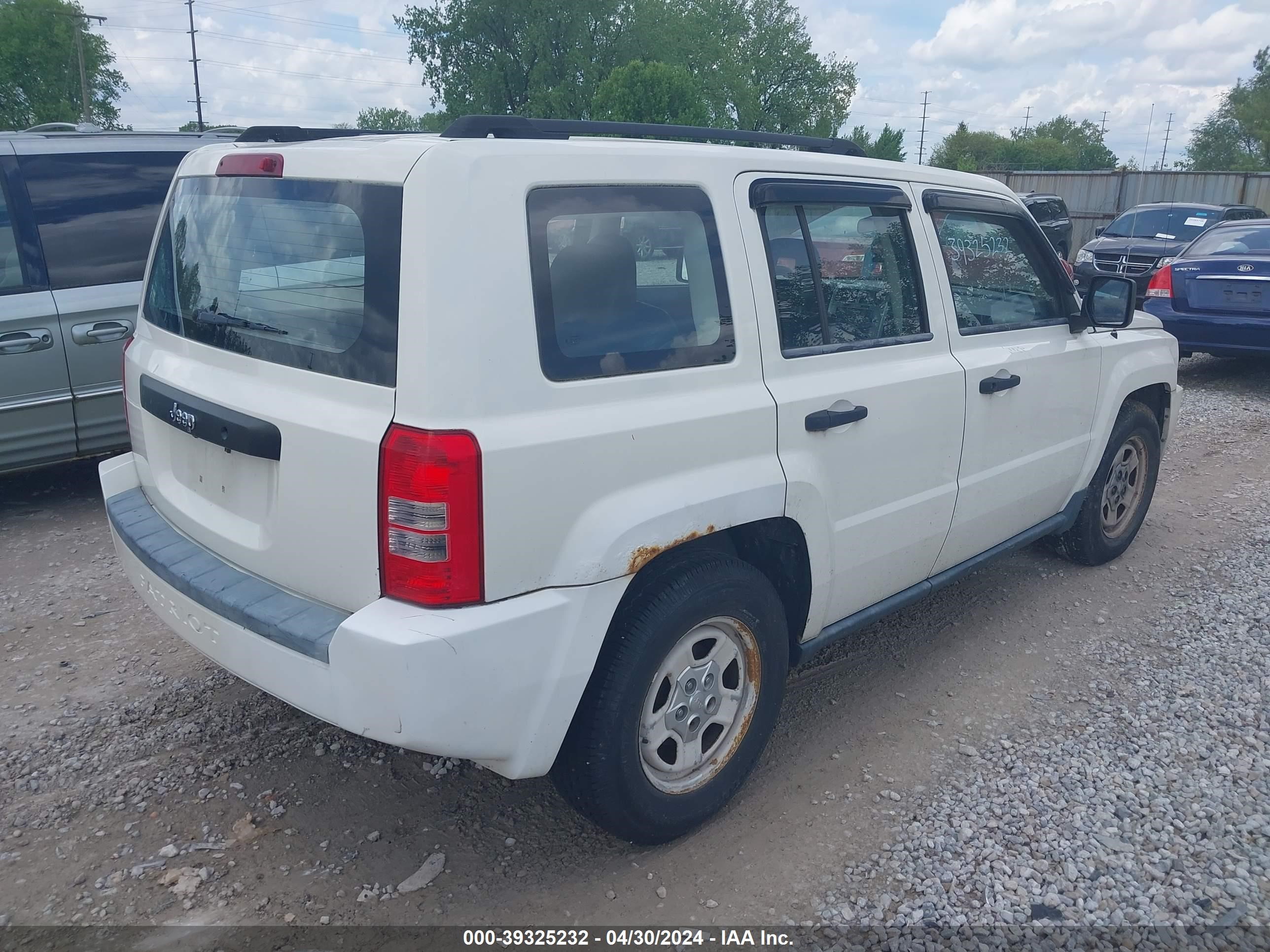 Photo 3 VIN: 1J8FT28W38D601468 - JEEP LIBERTY (PATRIOT) 