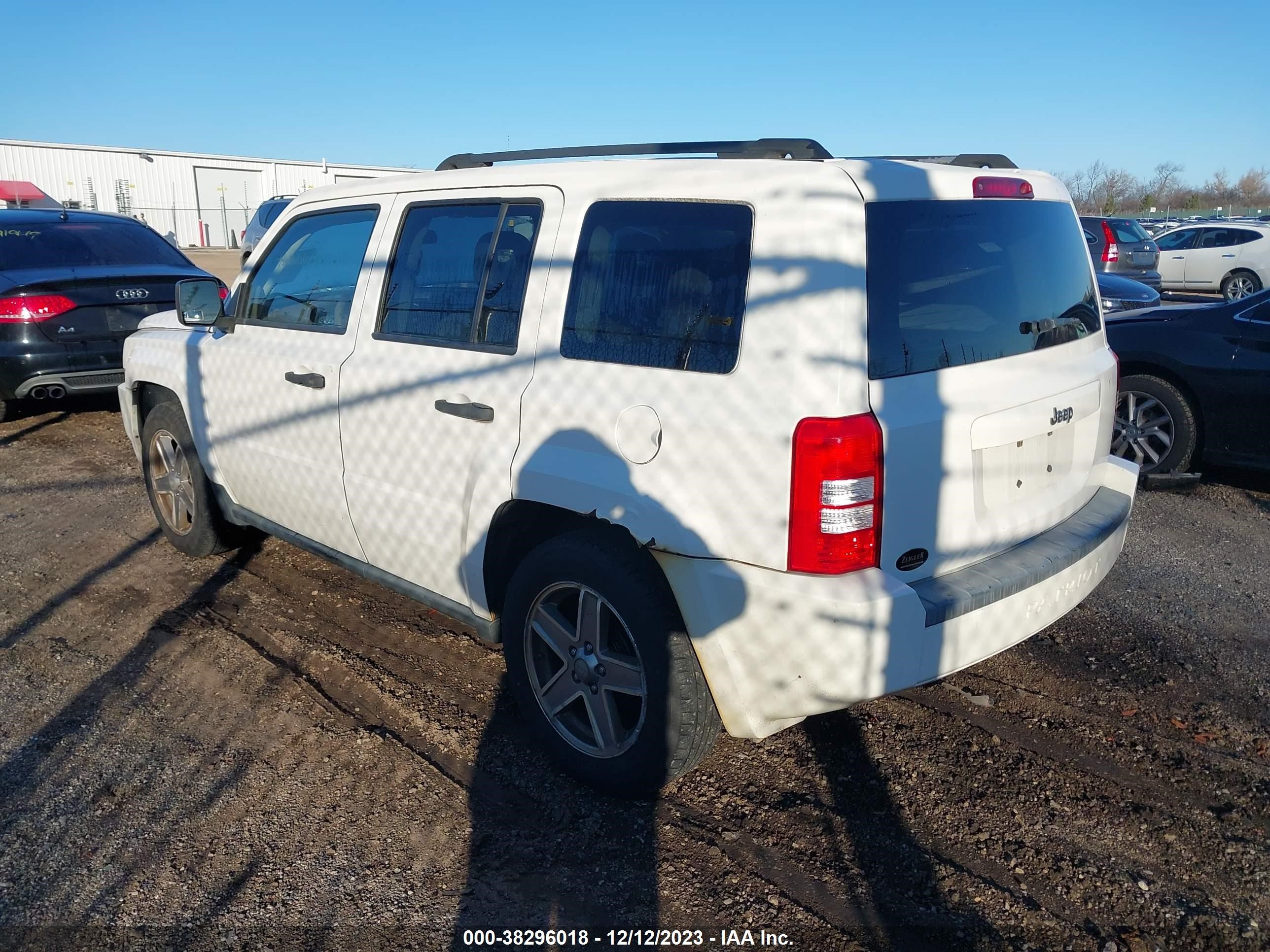 Photo 2 VIN: 1J8FT28W38D626838 - JEEP LIBERTY (PATRIOT) 