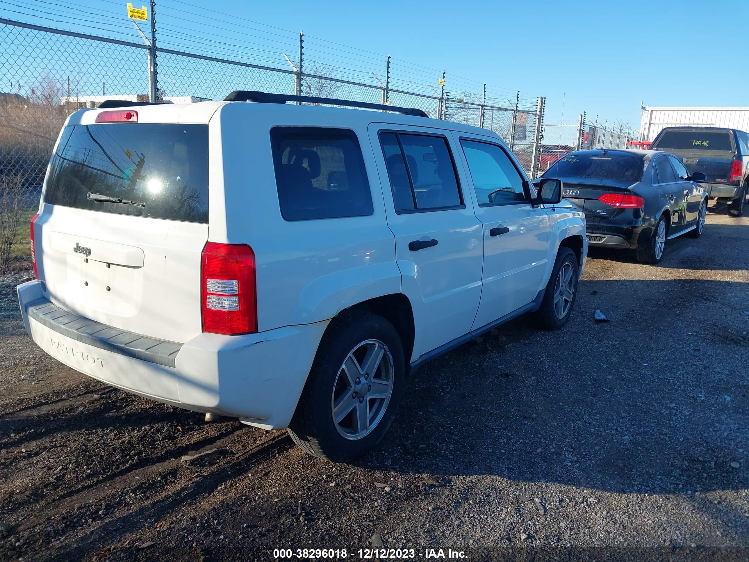 Photo 3 VIN: 1J8FT28W38D626838 - JEEP LIBERTY (PATRIOT) 