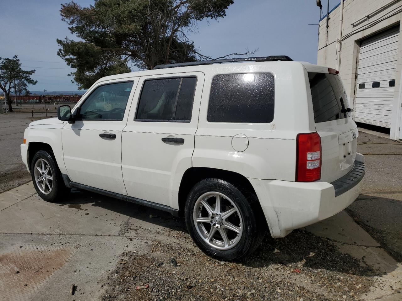 Photo 1 VIN: 1J8FT28W38D725286 - JEEP LIBERTY (PATRIOT) 