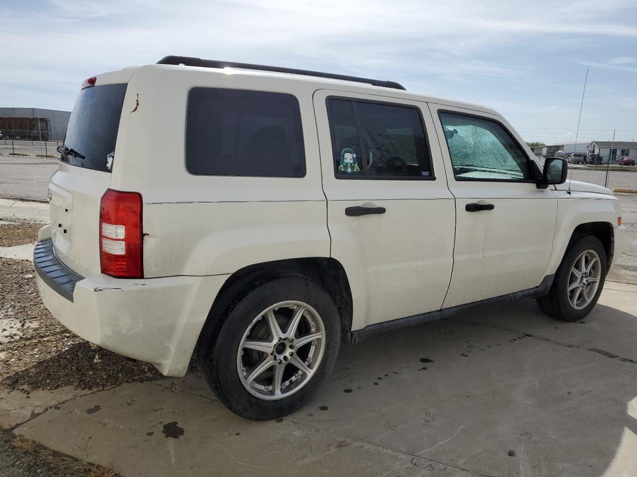 Photo 2 VIN: 1J8FT28W38D725286 - JEEP LIBERTY (PATRIOT) 