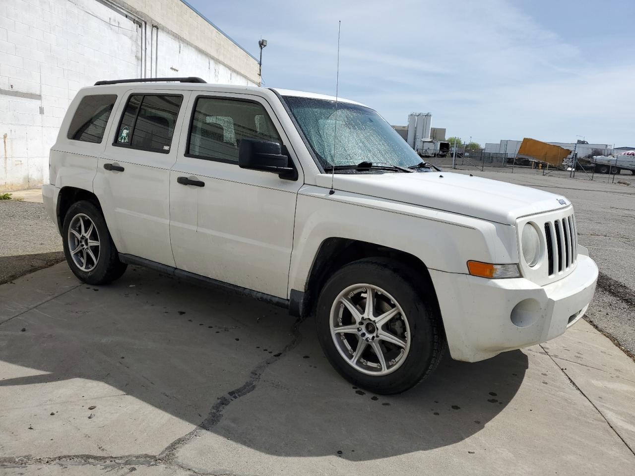 Photo 3 VIN: 1J8FT28W38D725286 - JEEP LIBERTY (PATRIOT) 