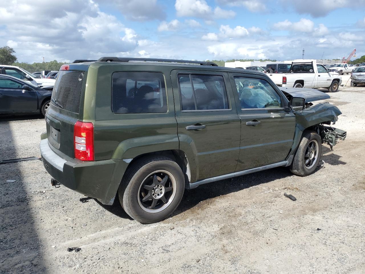 Photo 2 VIN: 1J8FT28W67D358530 - JEEP LIBERTY (PATRIOT) 