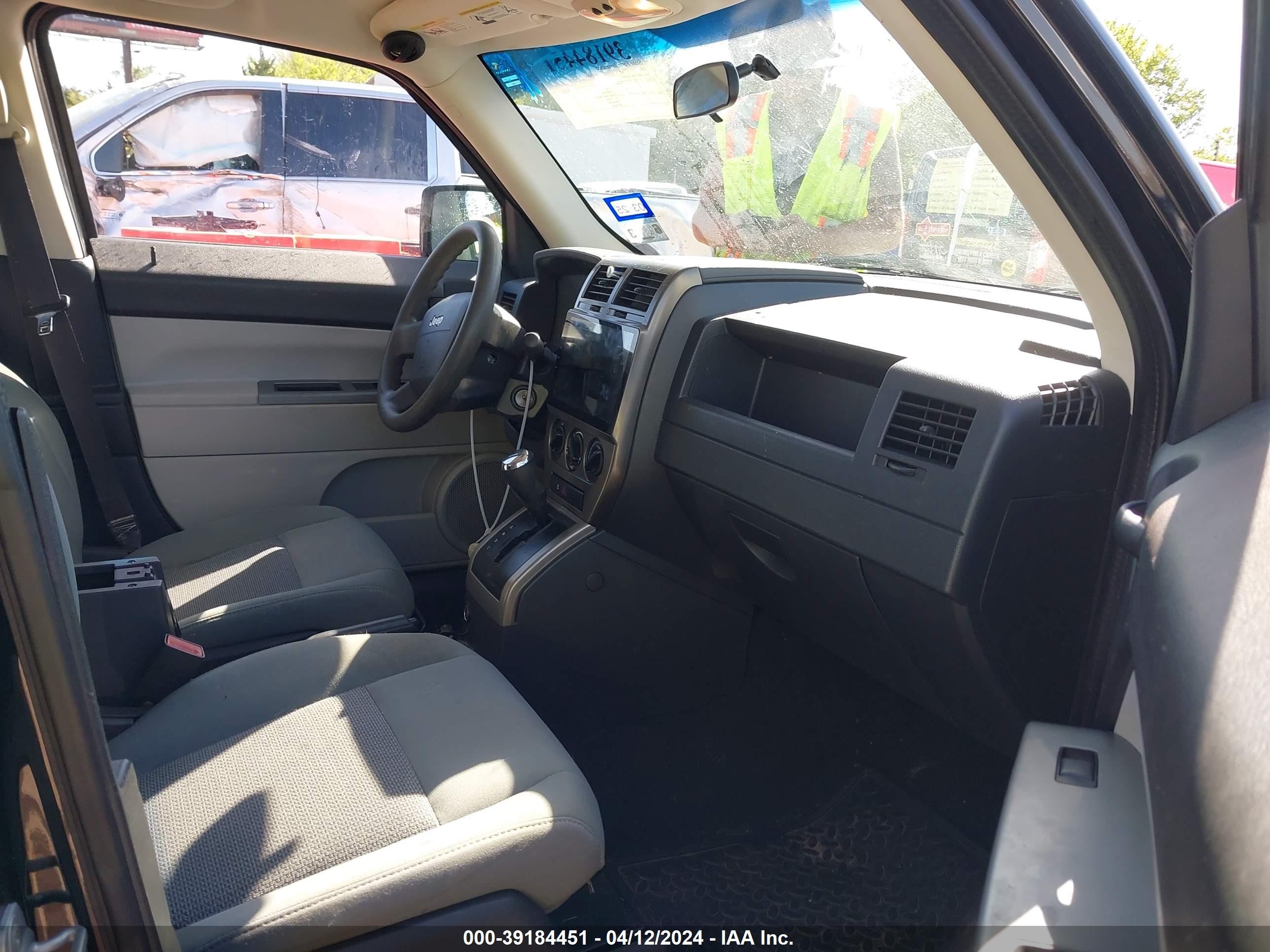 Photo 4 VIN: 1J8FT28W97D276498 - JEEP LIBERTY (PATRIOT) 