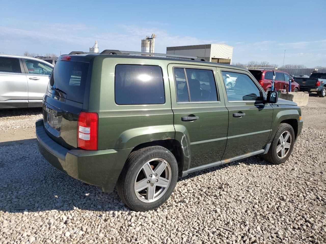 Photo 2 VIN: 1J8FT28W98D706886 - JEEP LIBERTY (PATRIOT) 