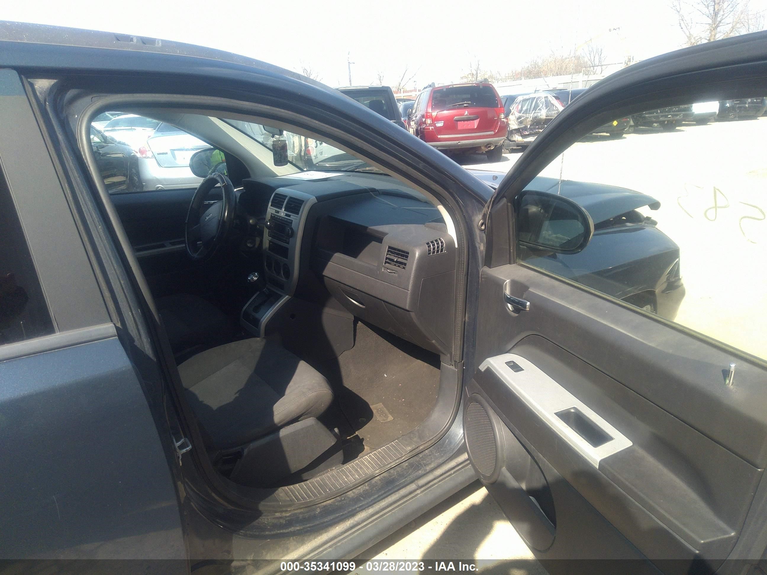 Photo 4 VIN: 1J8FT47068D750062 - JEEP COMPASS 