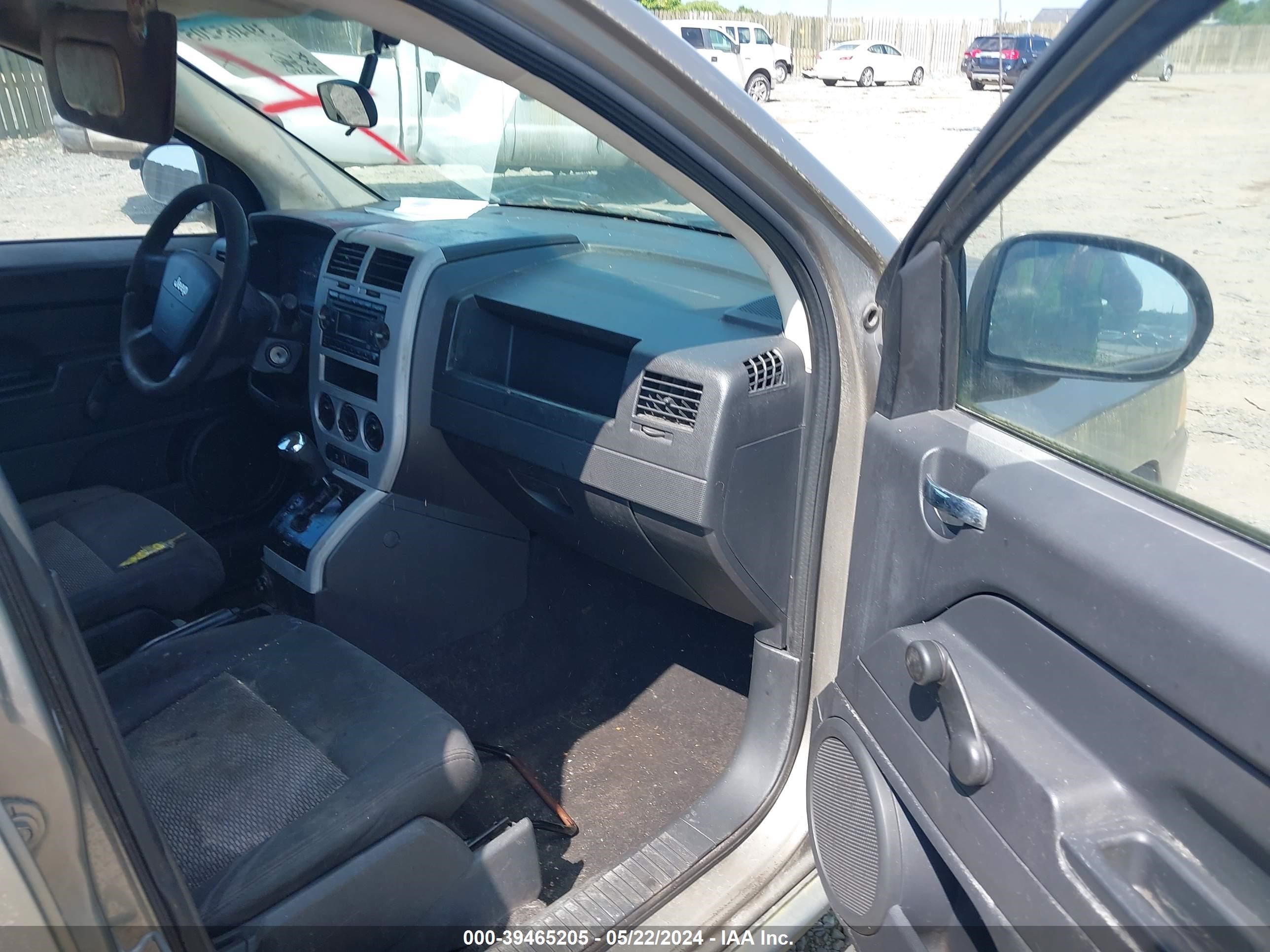 Photo 4 VIN: 1J8FT47088D547903 - JEEP COMPASS 