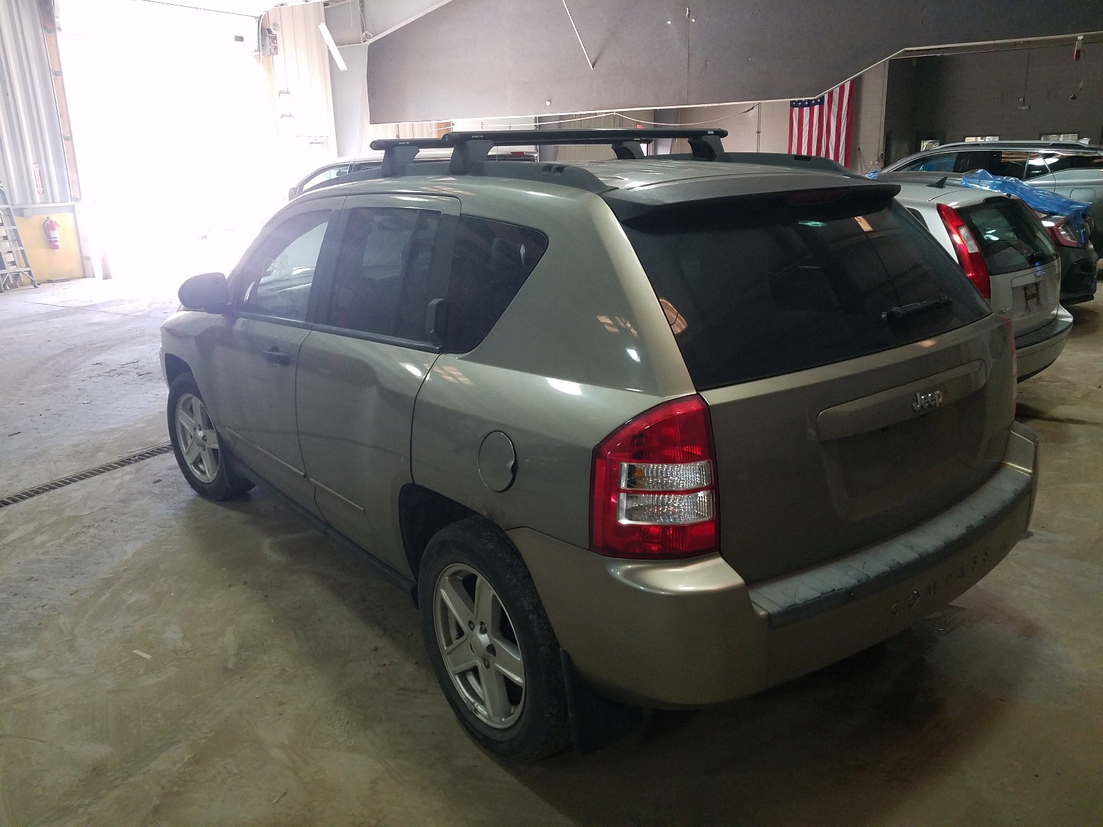 Photo 2 VIN: 1J8FT47W08D544398 - JEEP COMPASS SP 