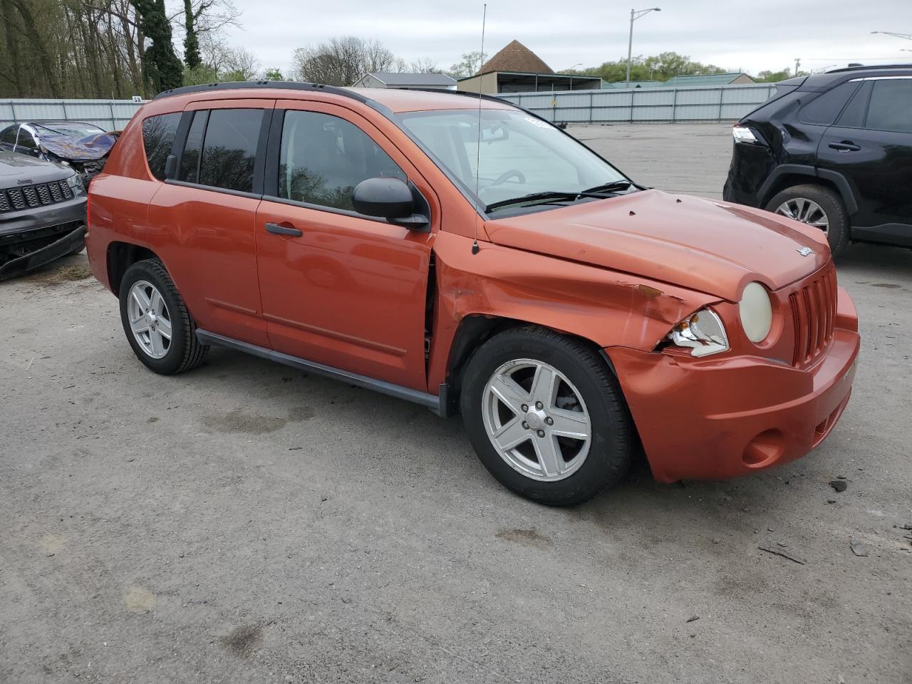 Photo 3 VIN: 1J8FT47W28D788067 - JEEP COMPASS 