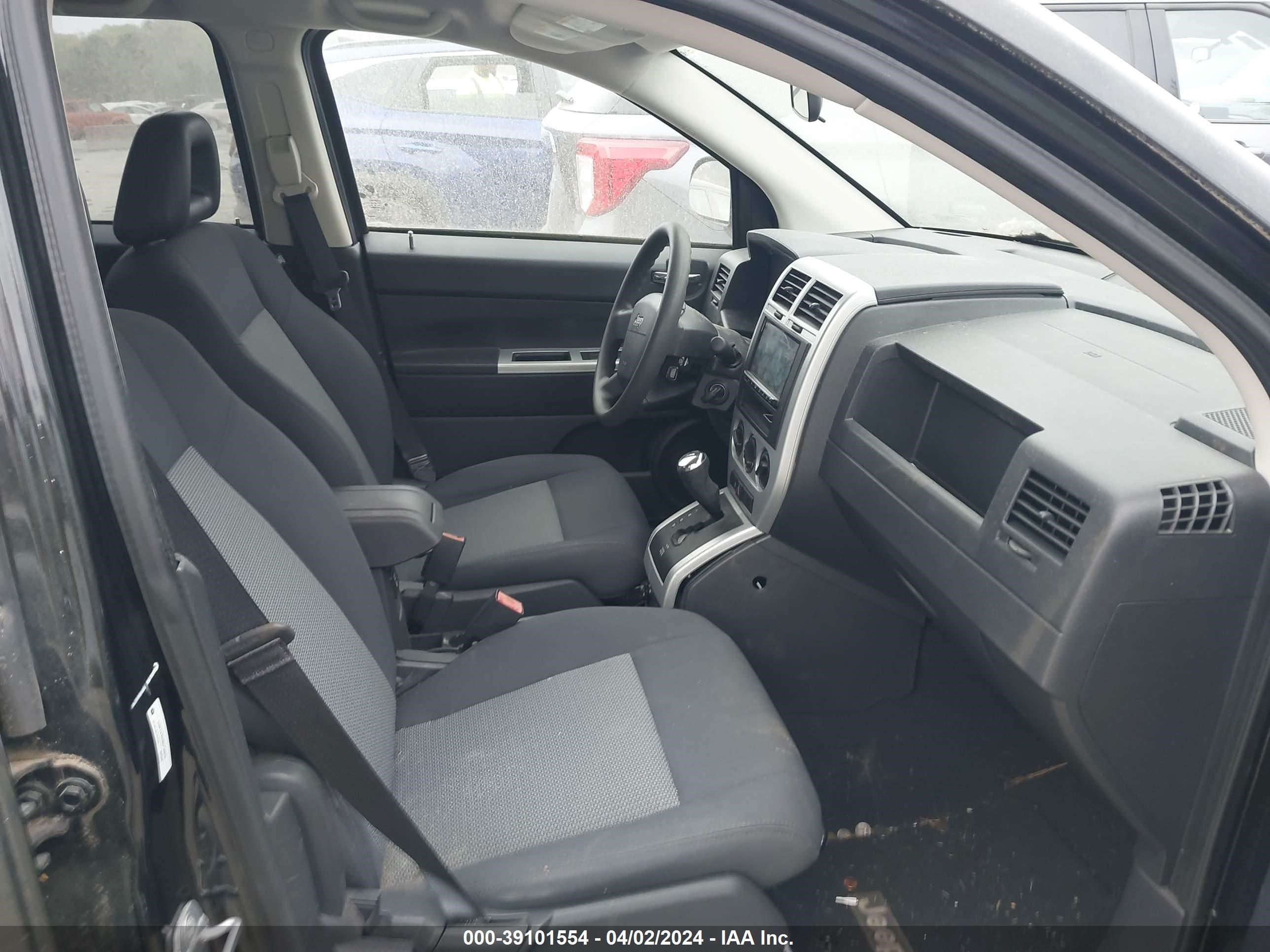 Photo 4 VIN: 1J8FT47W38D790815 - JEEP COMPASS 