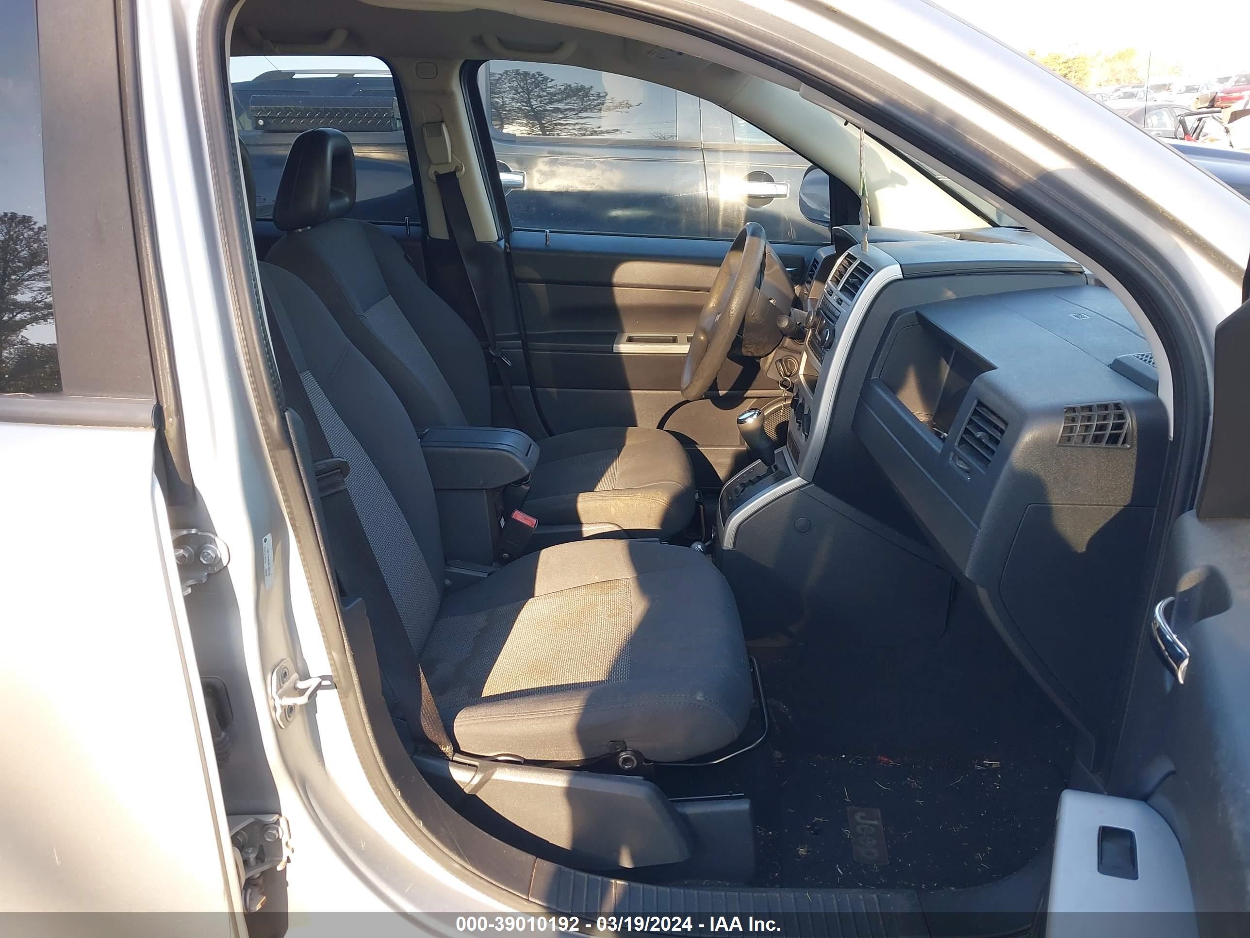 Photo 4 VIN: 1J8FT47W58D760120 - JEEP COMPASS 