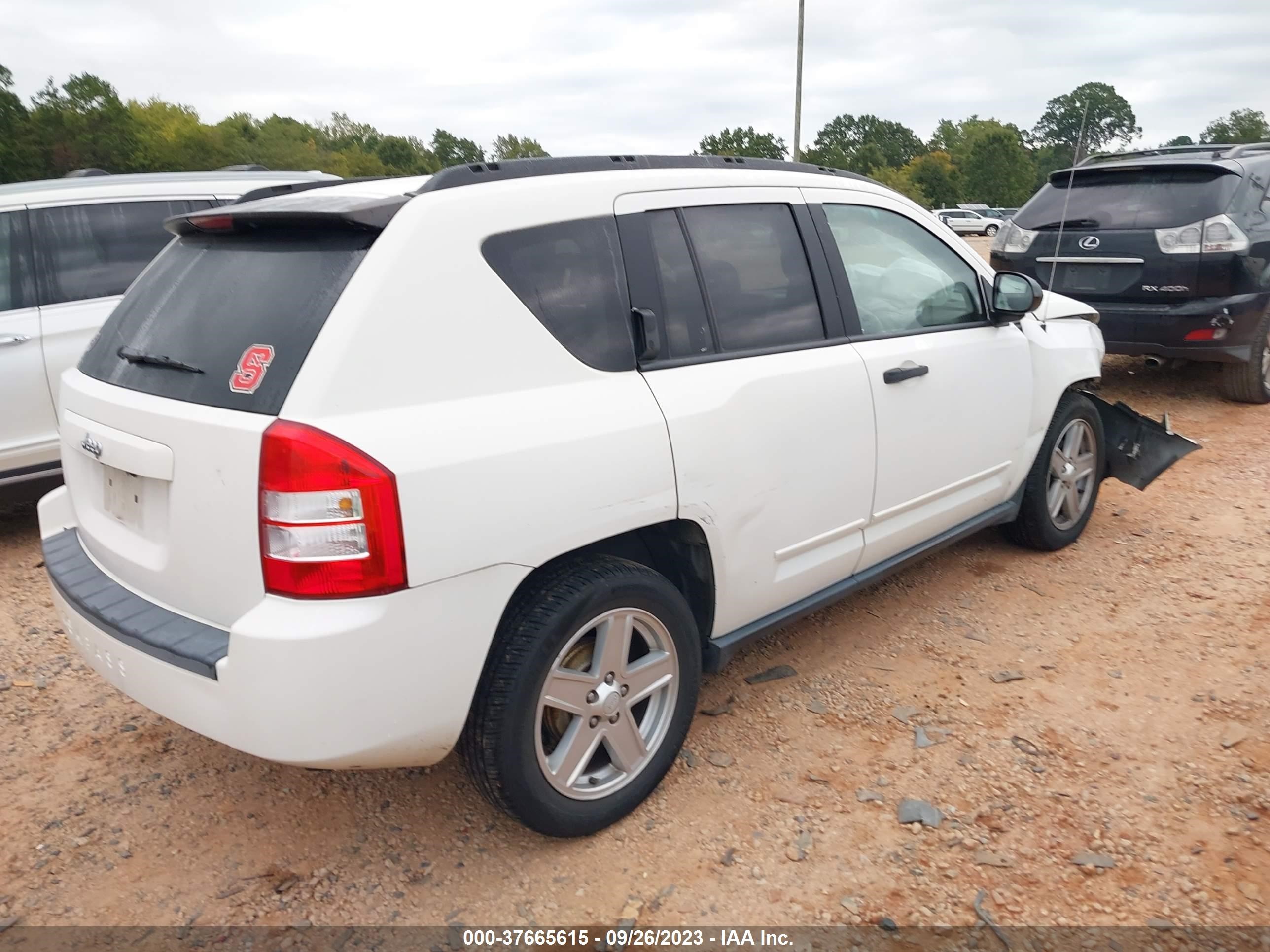 Photo 3 VIN: 1J8FT47W88D721876 - JEEP COMPASS 