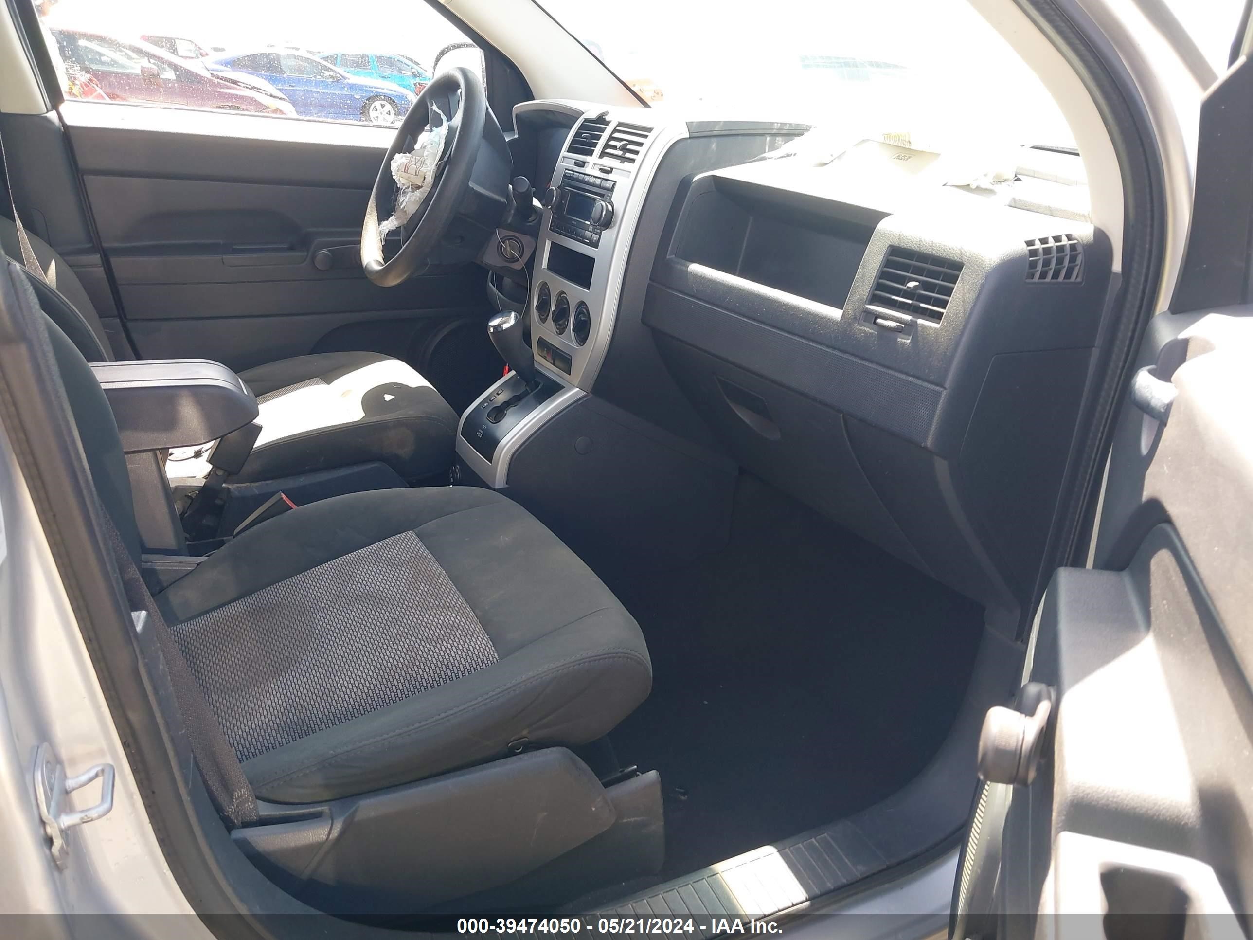 Photo 4 VIN: 1J8FT47W98D706528 - JEEP COMPASS 