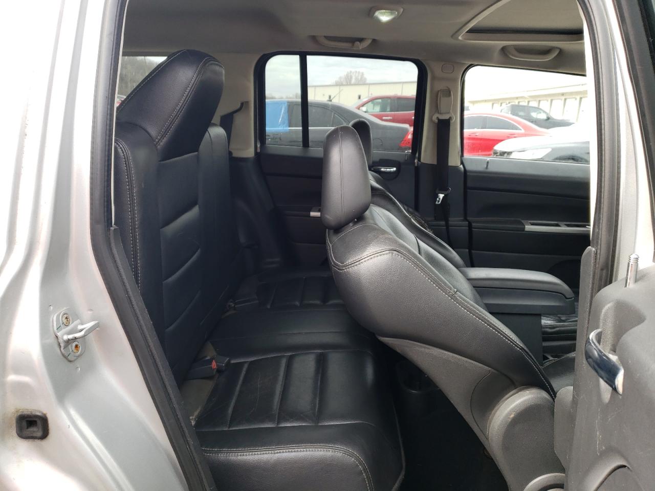 Photo 10 VIN: 1J8FT48W28D544238 - JEEP LIBERTY (PATRIOT) 