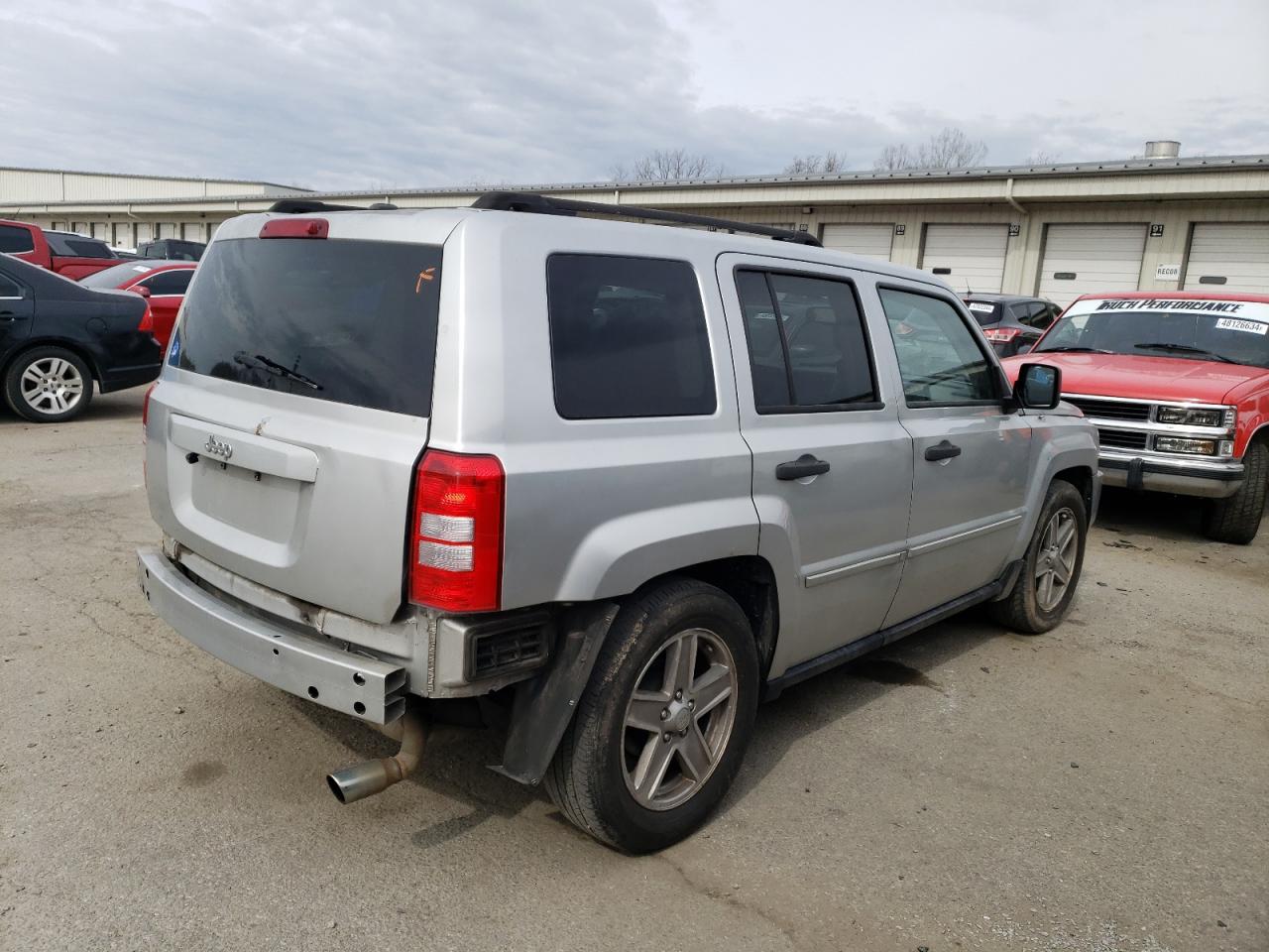 Photo 2 VIN: 1J8FT48W28D544238 - JEEP LIBERTY (PATRIOT) 