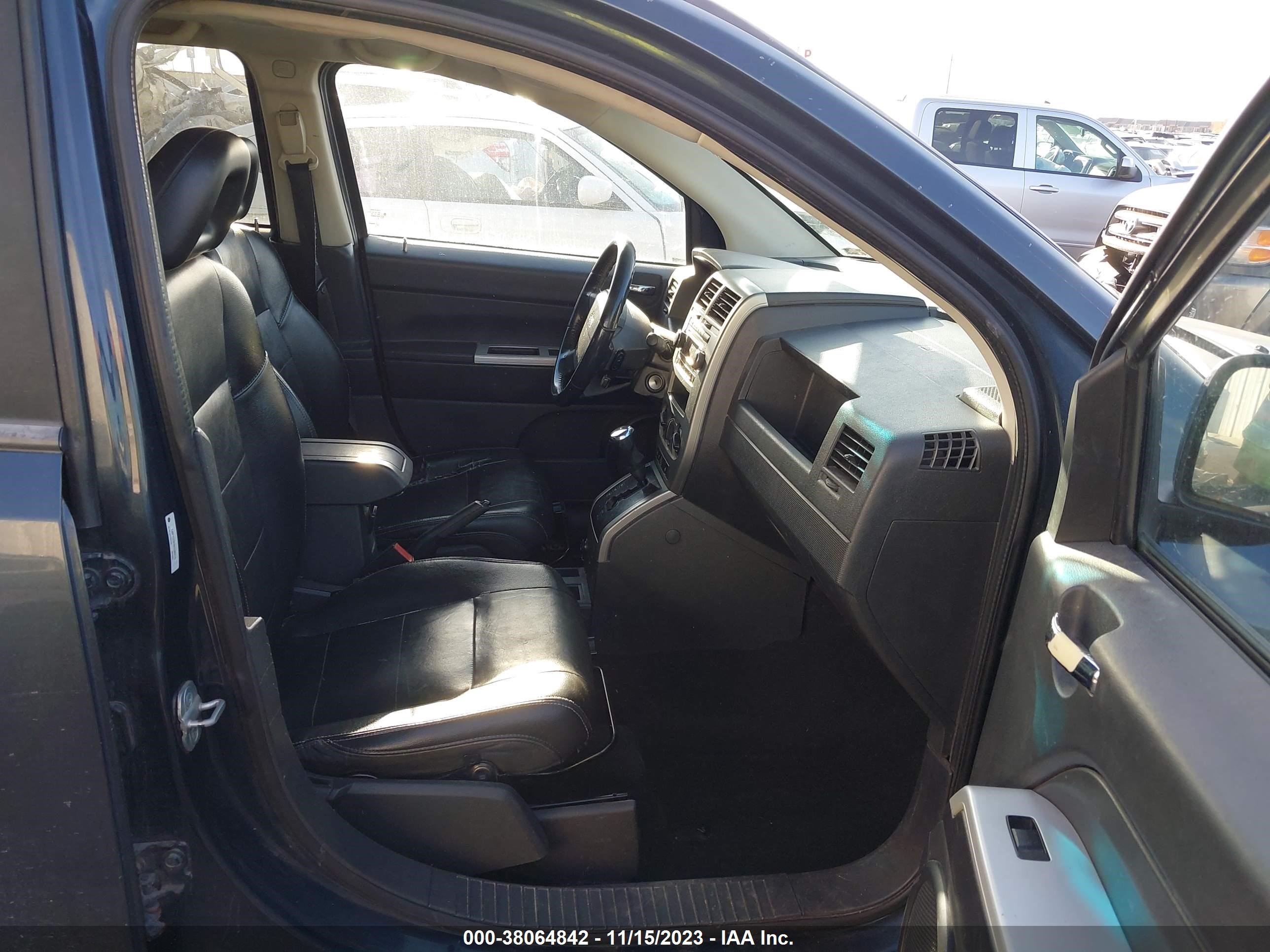 Photo 4 VIN: 1J8FT57W28D580275 - JEEP COMPASS 