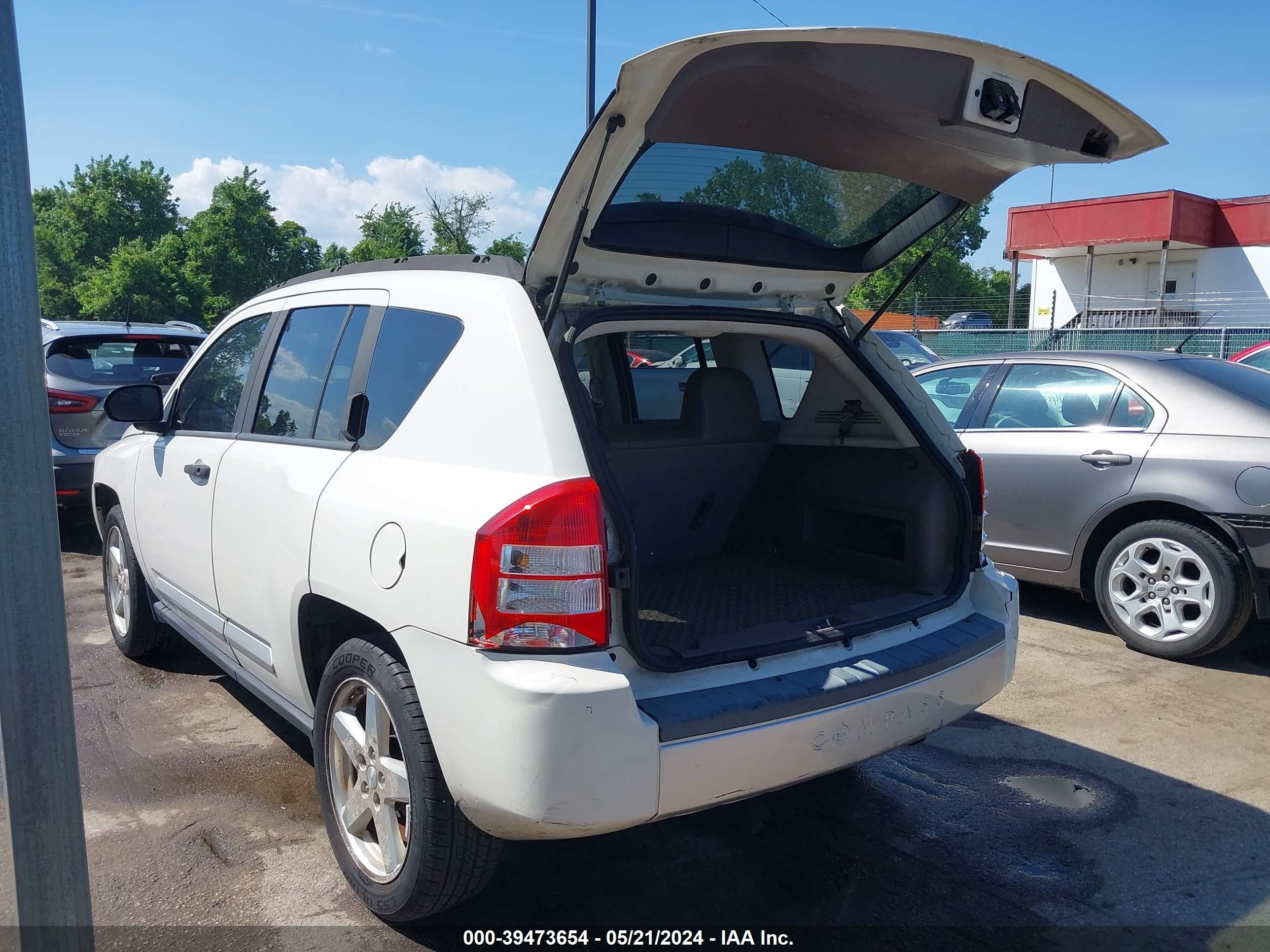 Photo 2 VIN: 1J8FT57W88D663919 - JEEP COMPASS 