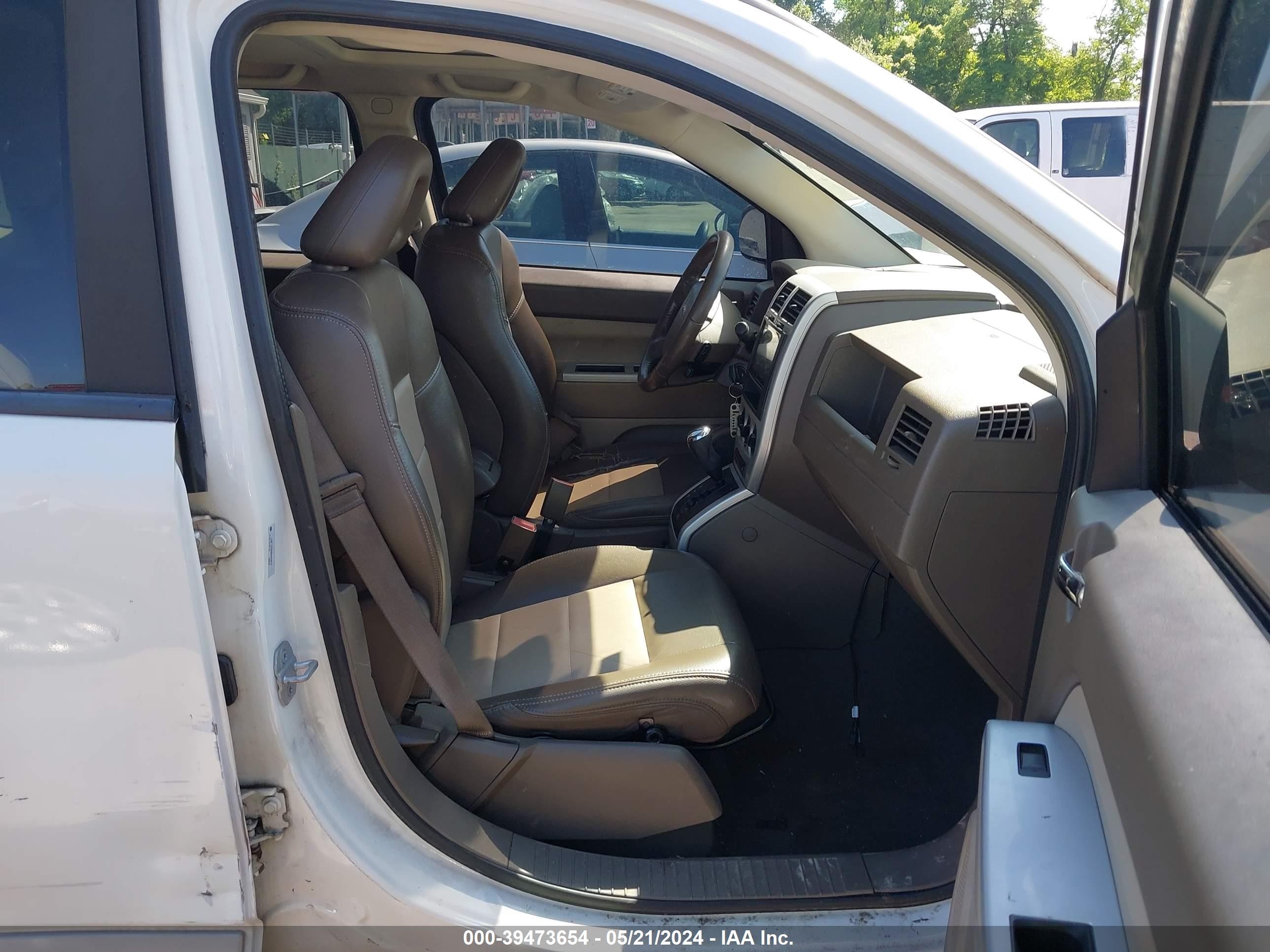 Photo 4 VIN: 1J8FT57W88D663919 - JEEP COMPASS 