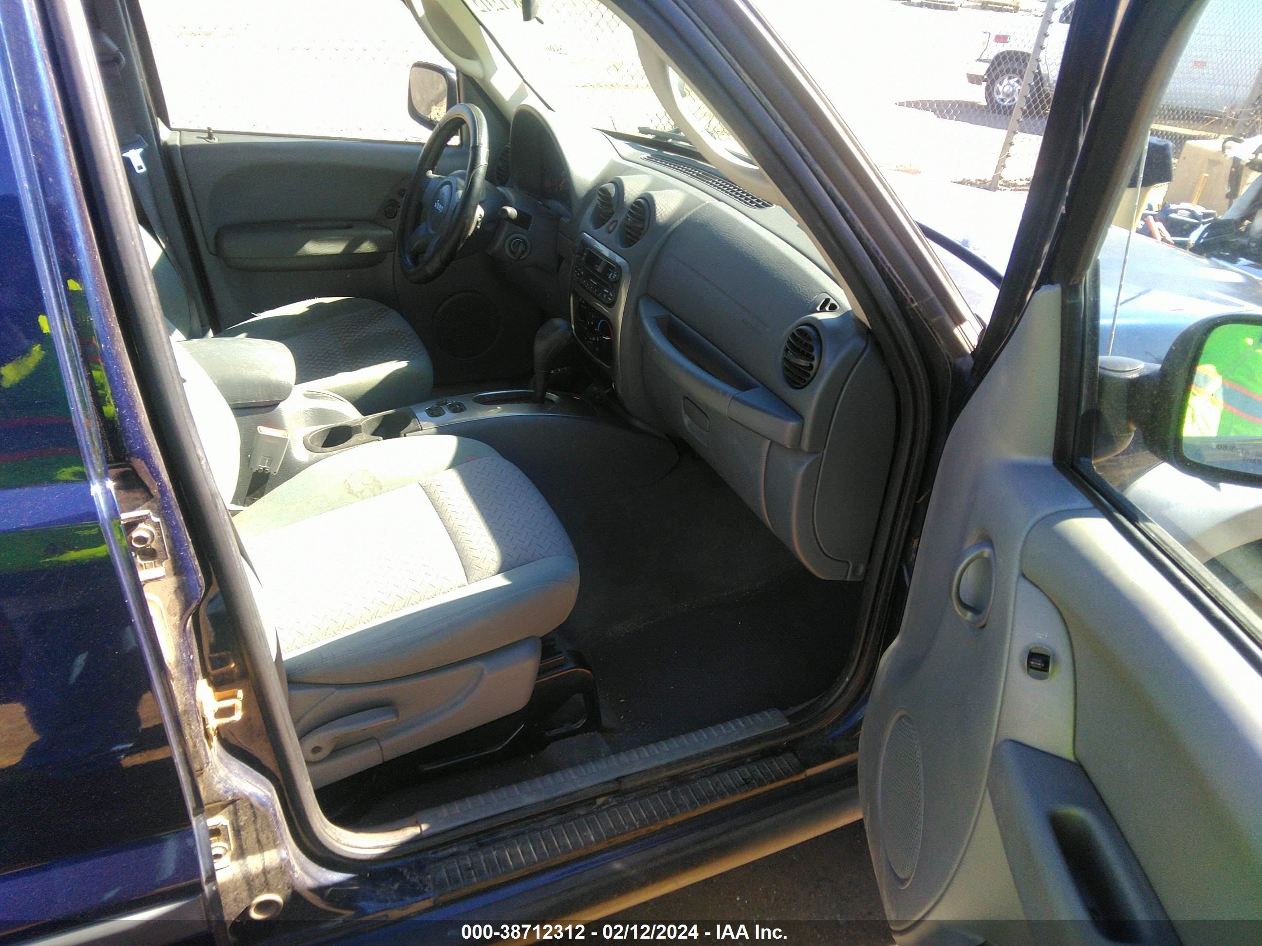 Photo 4 VIN: 1J8GL38K06W213946 - JEEP LIBERTY (NORTH AMERICA) 