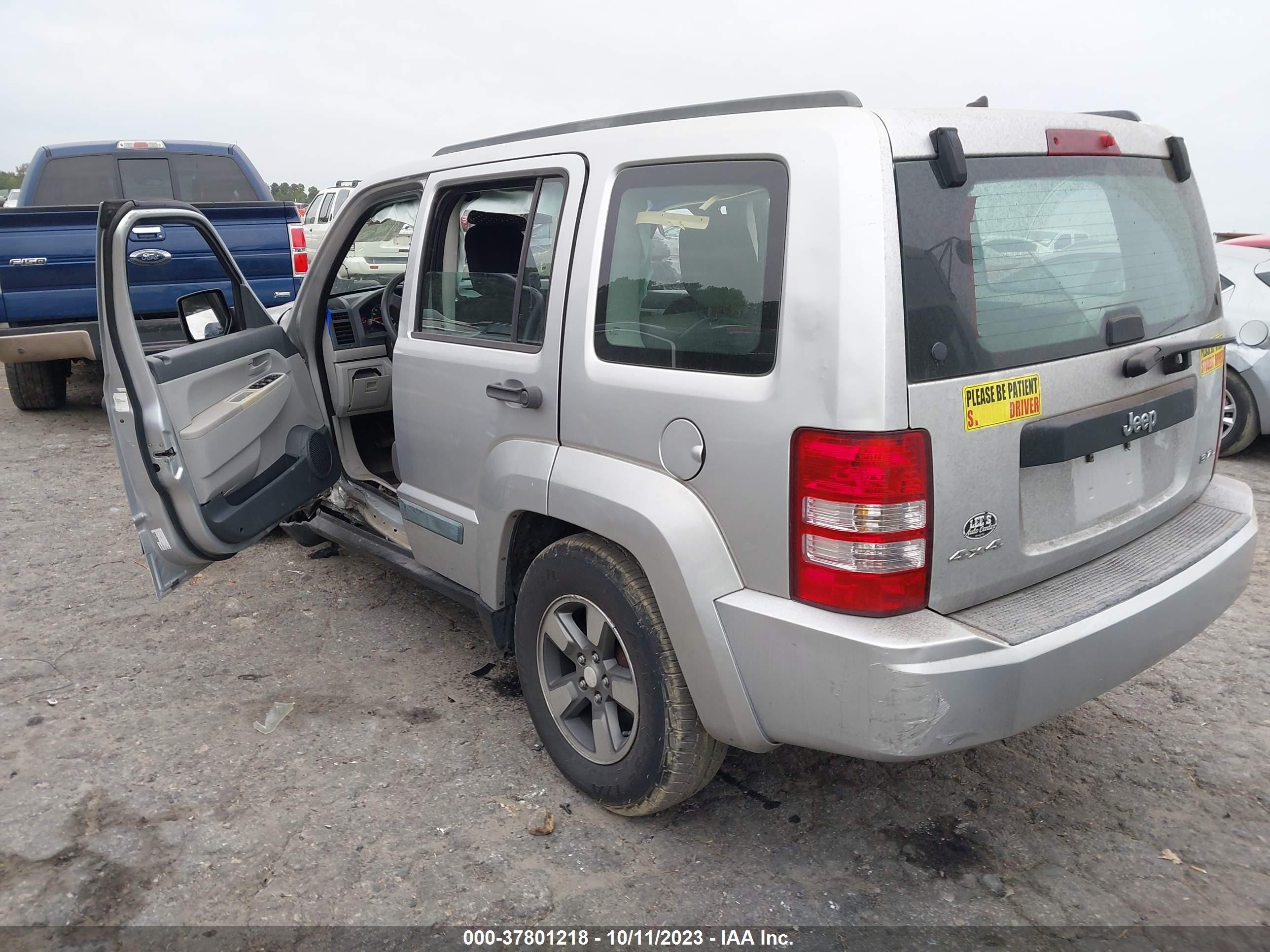 Photo 2 VIN: 1J8GN28K08W199747 - JEEP LIBERTY (NORTH AMERICA) 