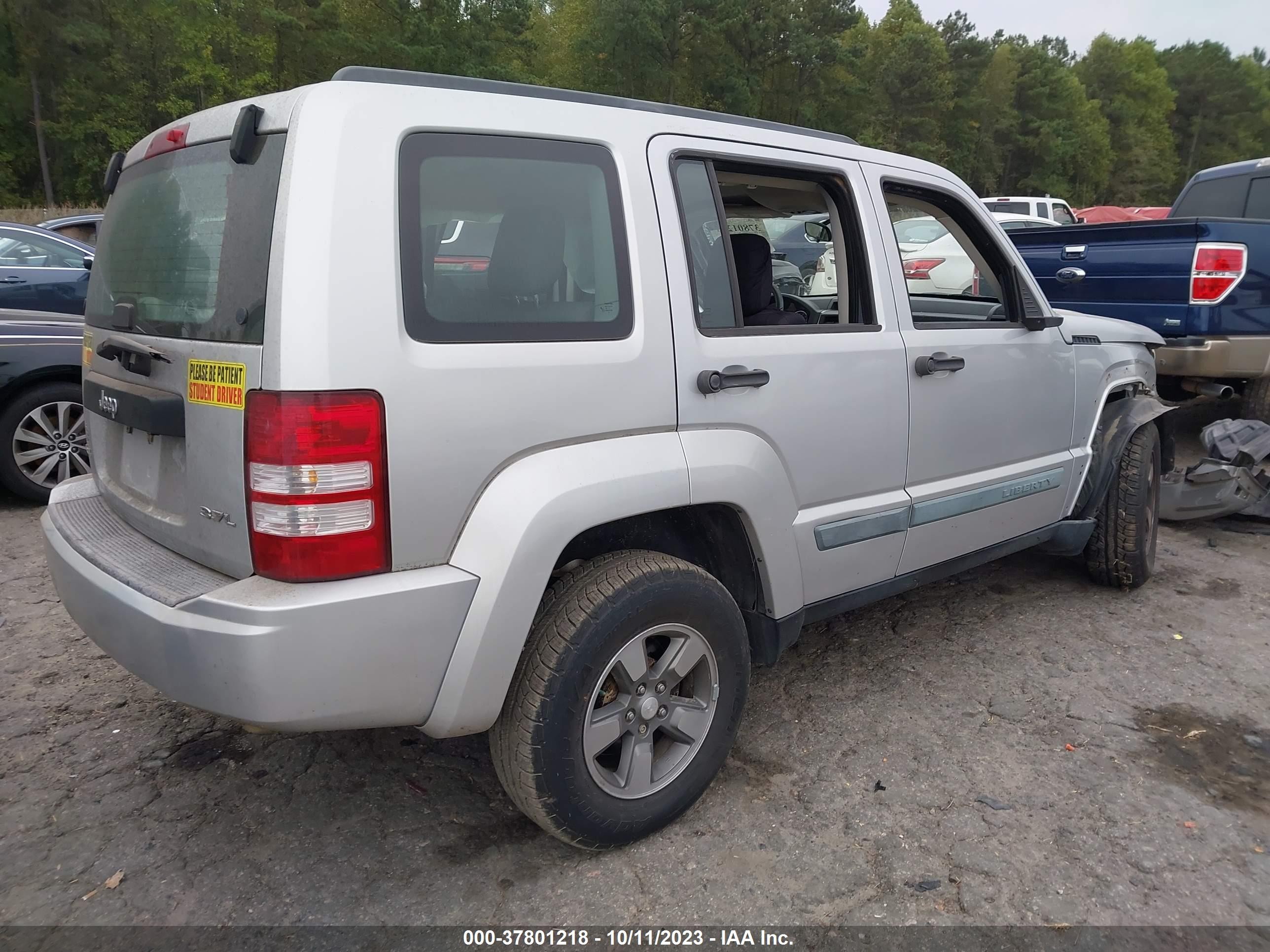 Photo 3 VIN: 1J8GN28K08W199747 - JEEP LIBERTY (NORTH AMERICA) 