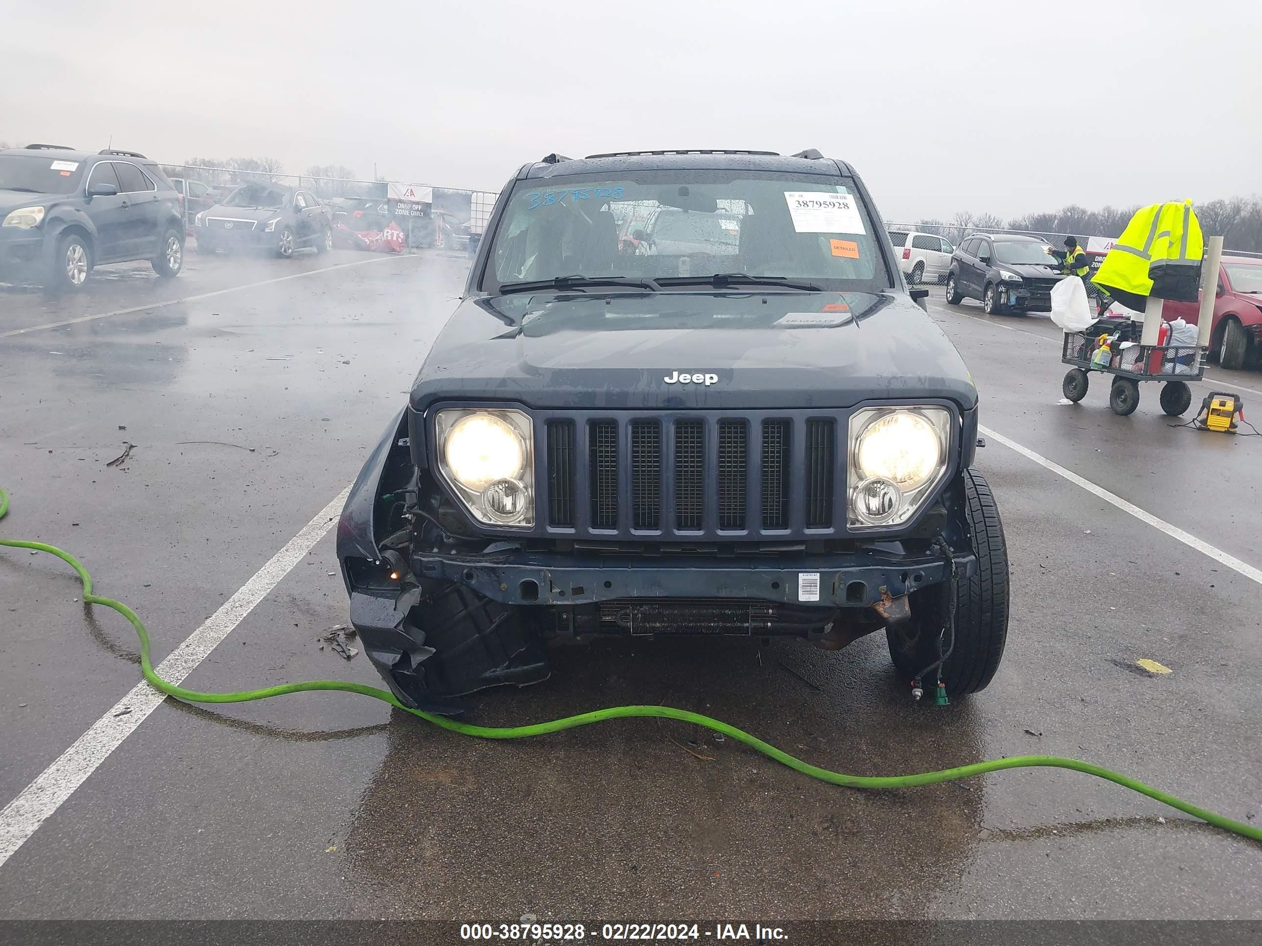 Photo 12 VIN: 1J8GN28K08W236845 - JEEP LIBERTY (NORTH AMERICA) 