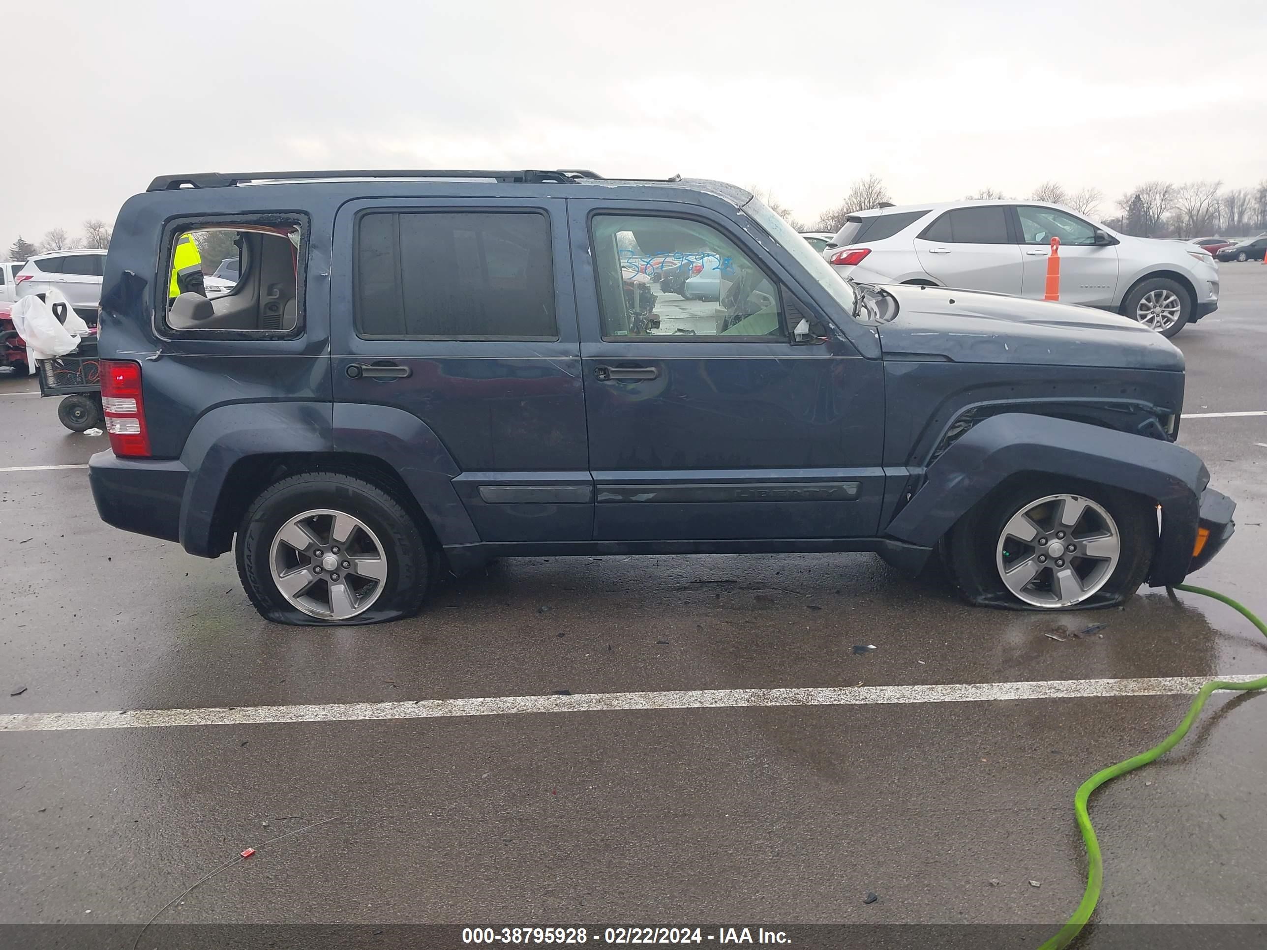 Photo 13 VIN: 1J8GN28K08W236845 - JEEP LIBERTY (NORTH AMERICA) 