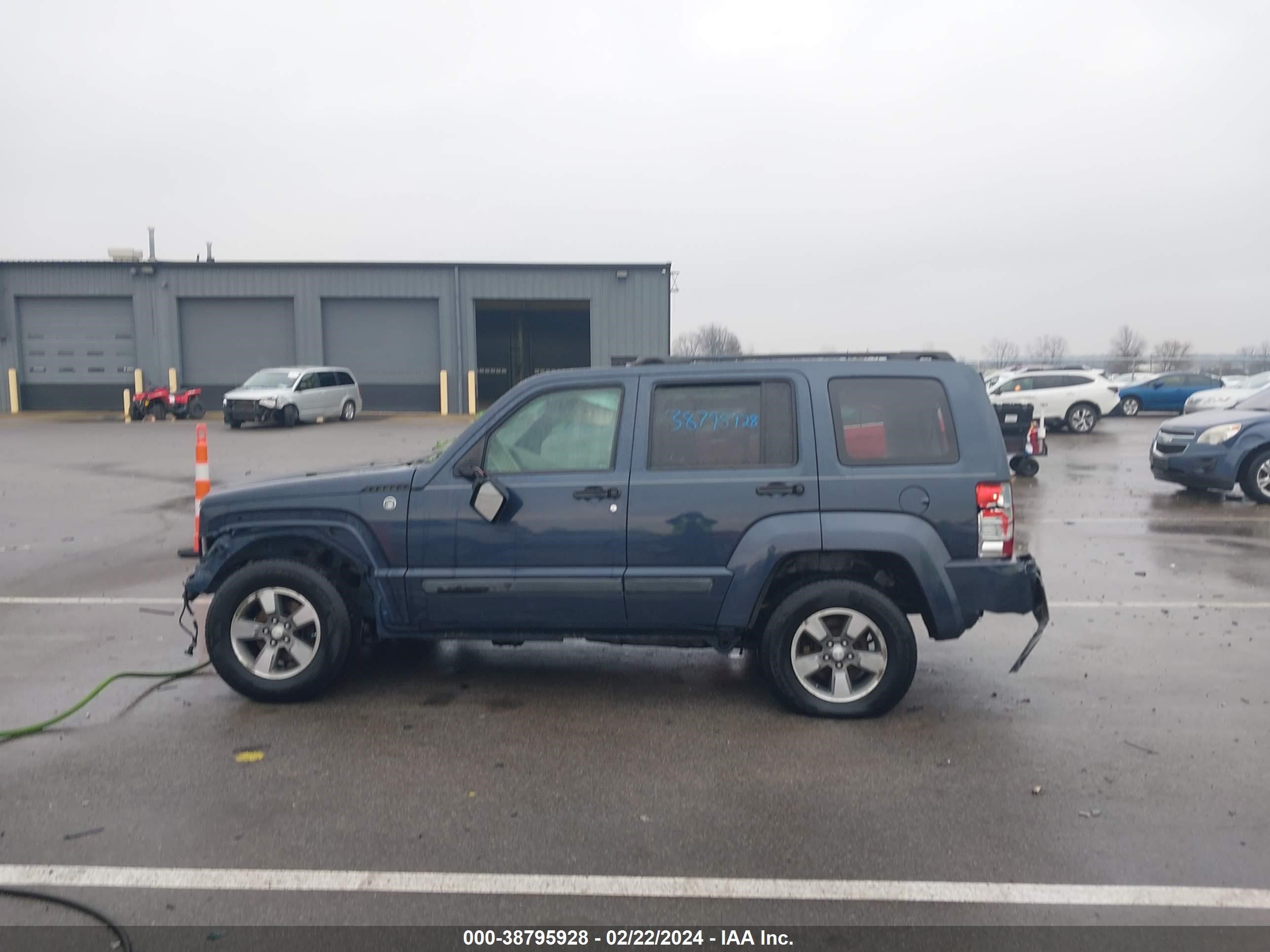 Photo 14 VIN: 1J8GN28K08W236845 - JEEP LIBERTY (NORTH AMERICA) 