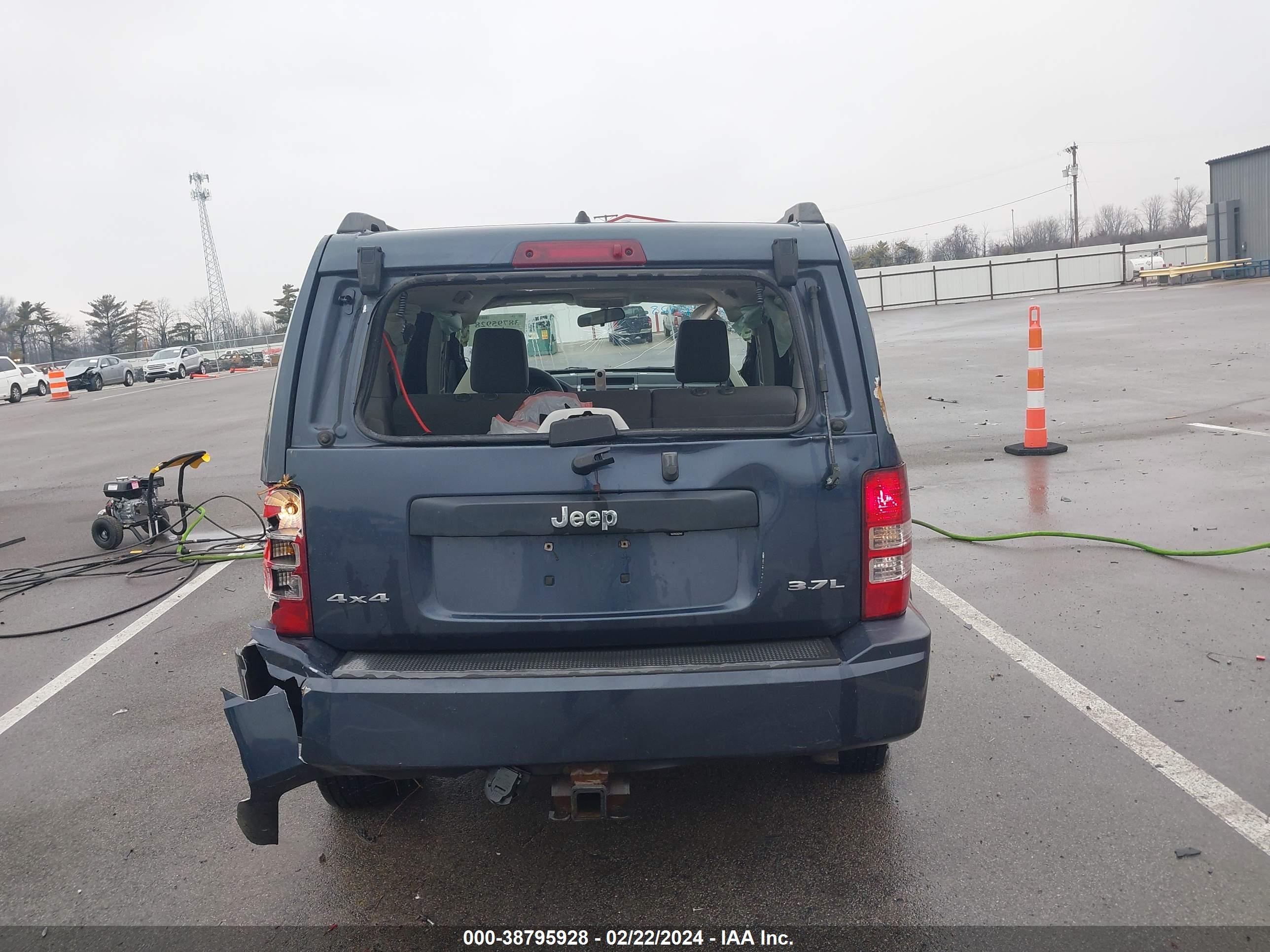 Photo 16 VIN: 1J8GN28K08W236845 - JEEP LIBERTY (NORTH AMERICA) 