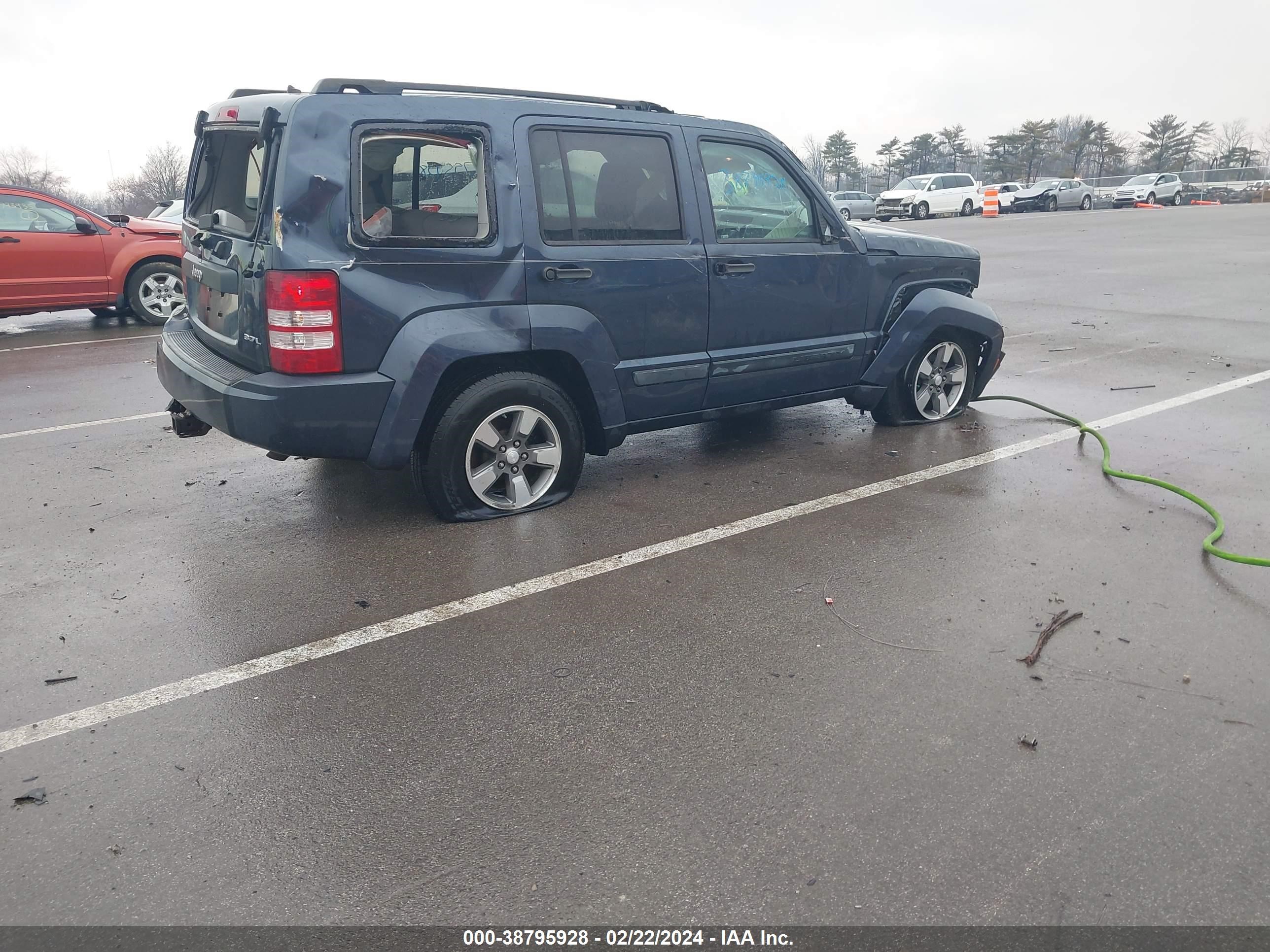 Photo 3 VIN: 1J8GN28K08W236845 - JEEP LIBERTY (NORTH AMERICA) 