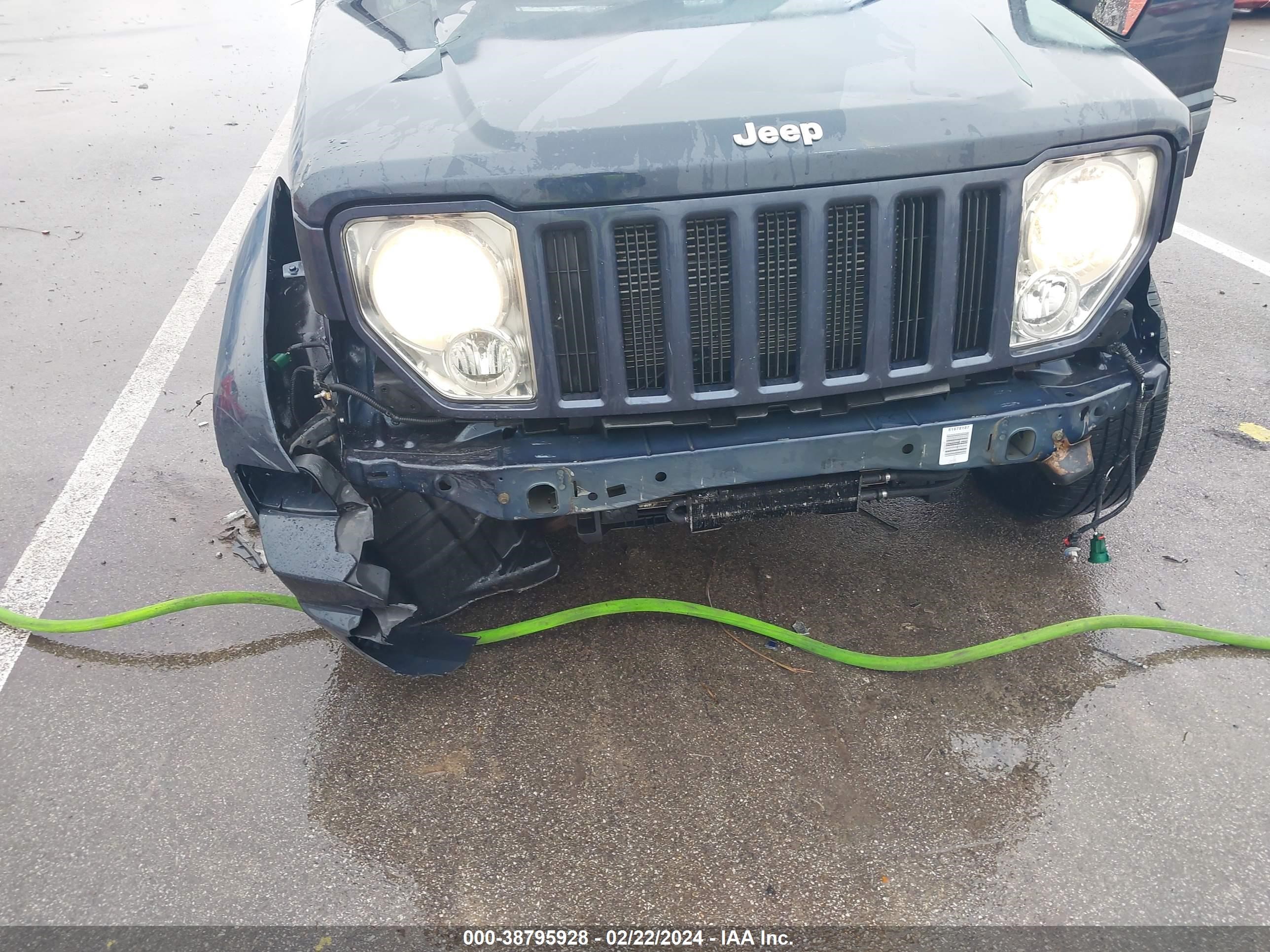 Photo 5 VIN: 1J8GN28K08W236845 - JEEP LIBERTY (NORTH AMERICA) 