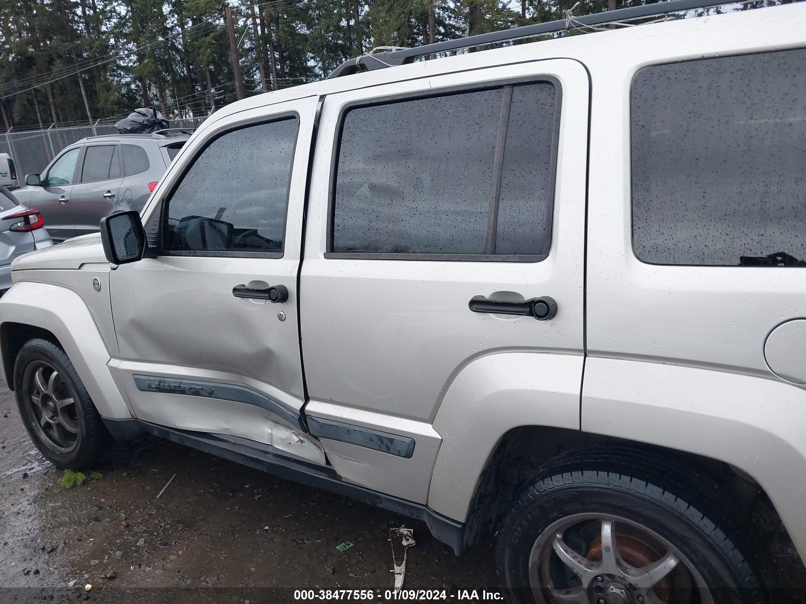 Photo 13 VIN: 1J8GN28K38W179170 - JEEP LIBERTY (NORTH AMERICA) 