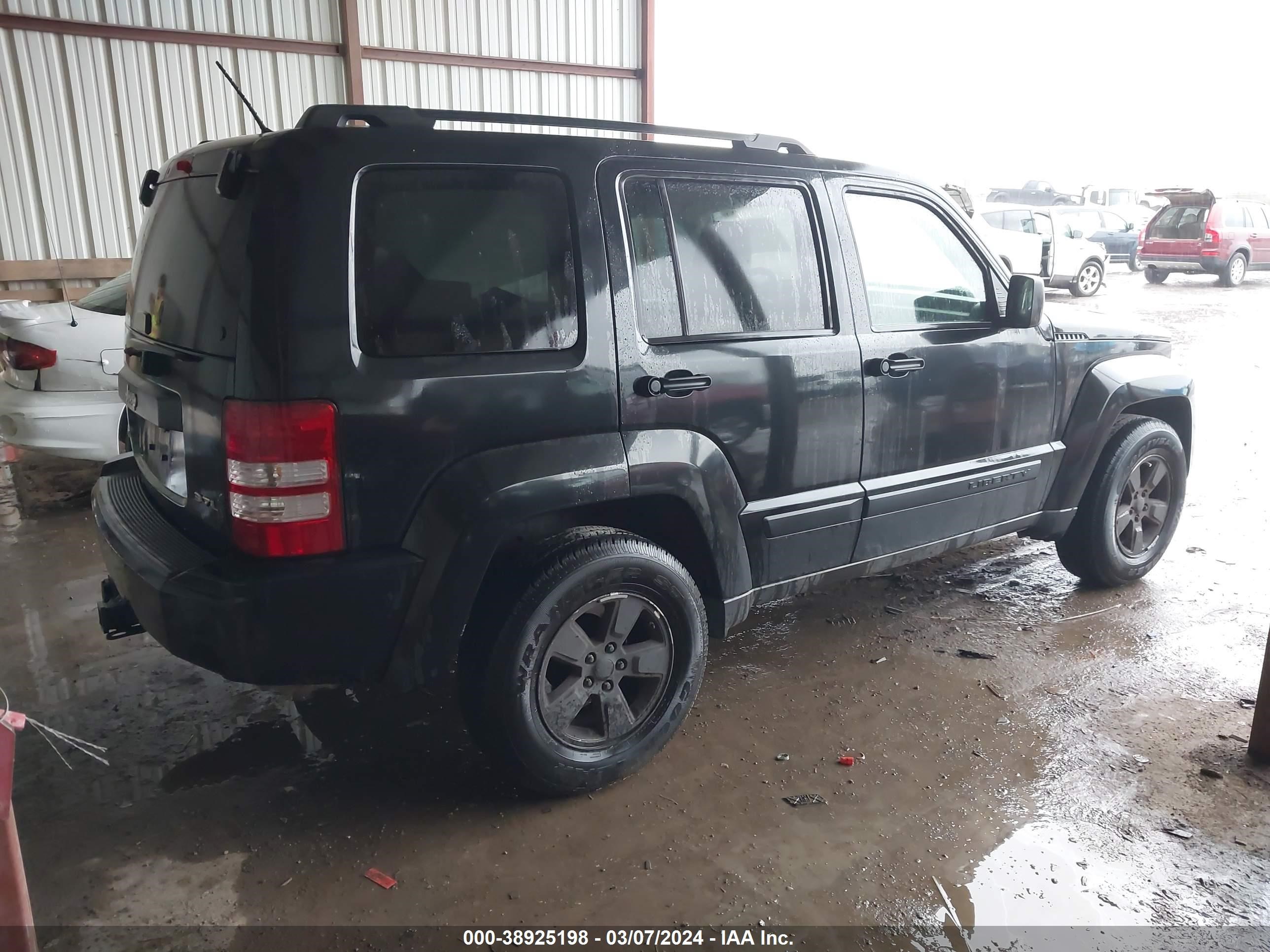 Photo 3 VIN: 1J8GN28K48W284218 - JEEP LIBERTY (NORTH AMERICA) 