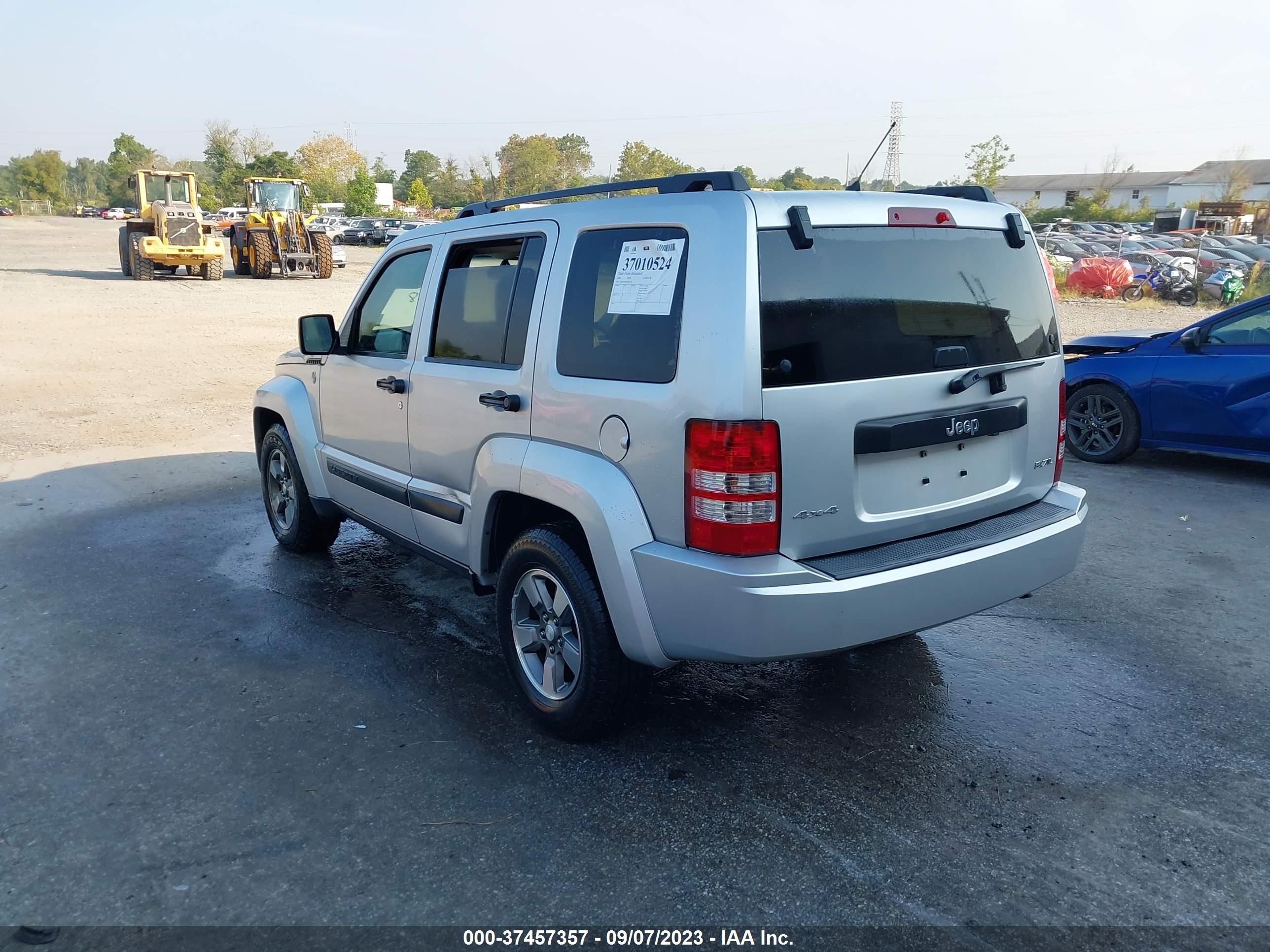 Photo 2 VIN: 1J8GN28K68W261118 - JEEP LIBERTY (NORTH AMERICA) 