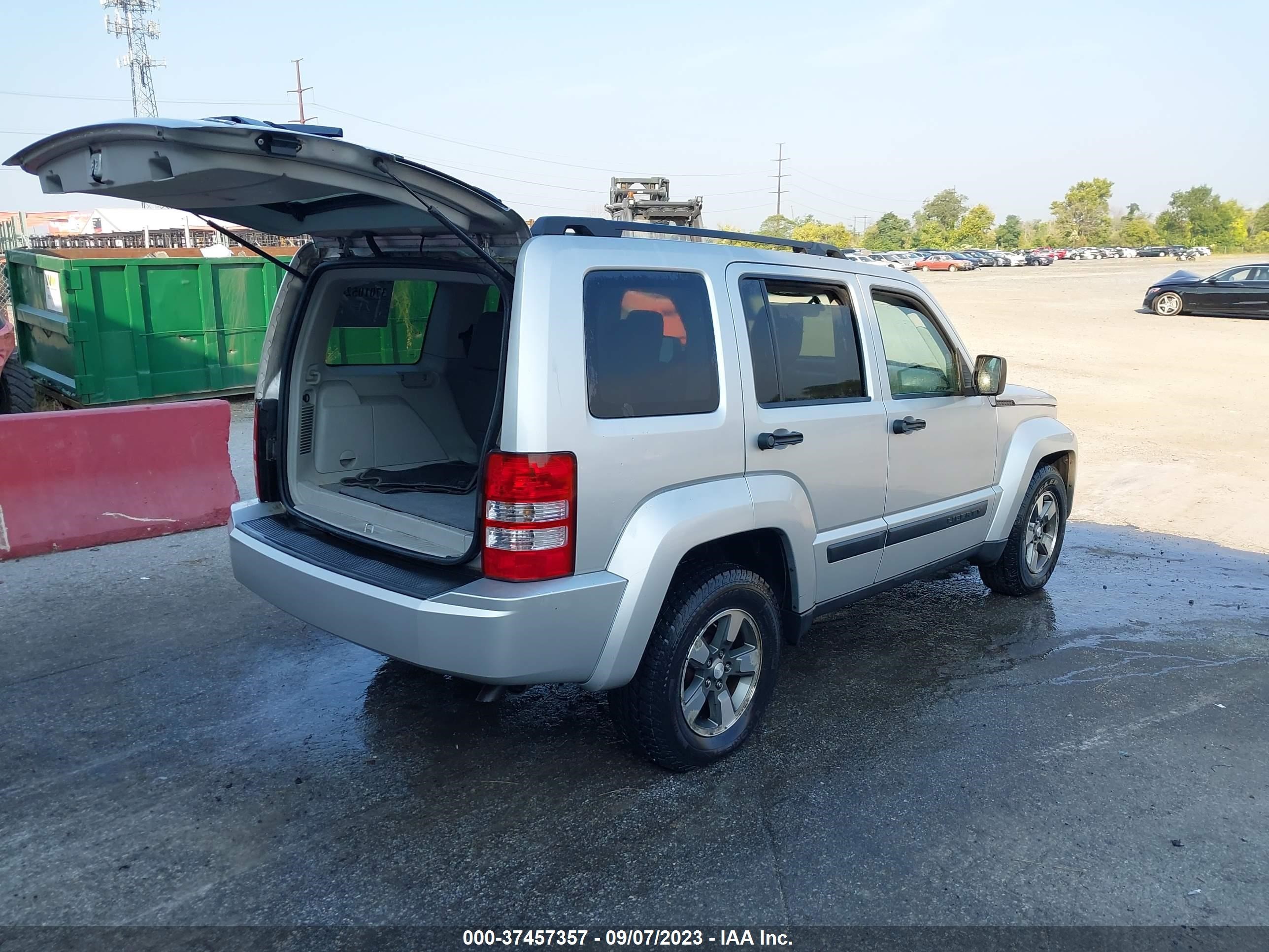 Photo 3 VIN: 1J8GN28K68W261118 - JEEP LIBERTY (NORTH AMERICA) 