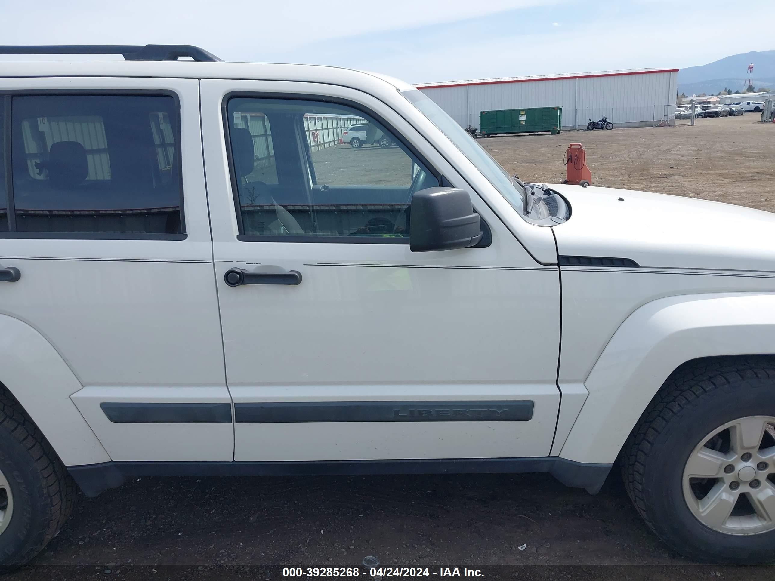 Photo 12 VIN: 1J8GN28K69W537962 - JEEP LIBERTY (NORTH AMERICA) 