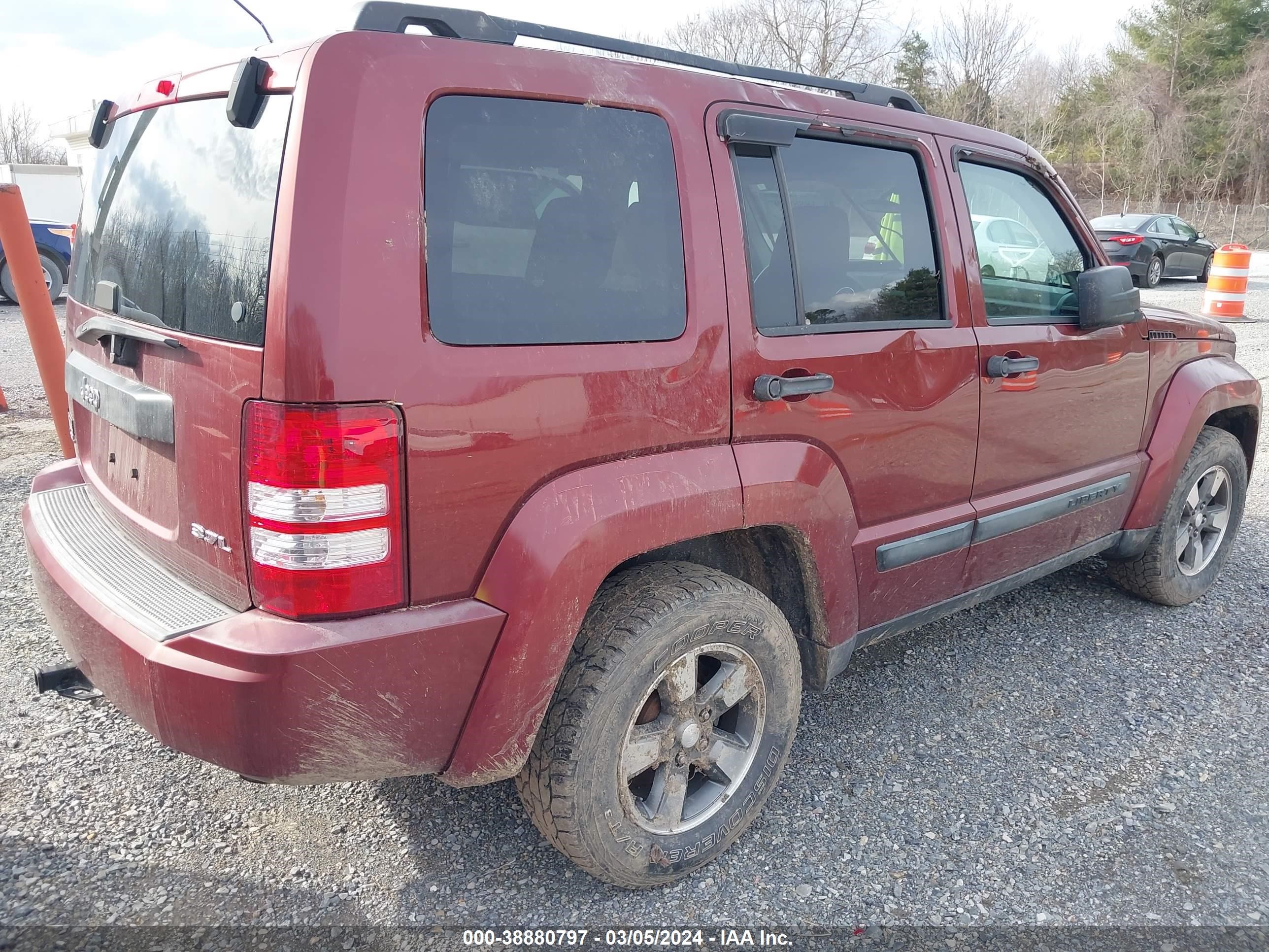 Photo 3 VIN: 1J8GN28K78W133373 - JEEP LIBERTY (NORTH AMERICA) 