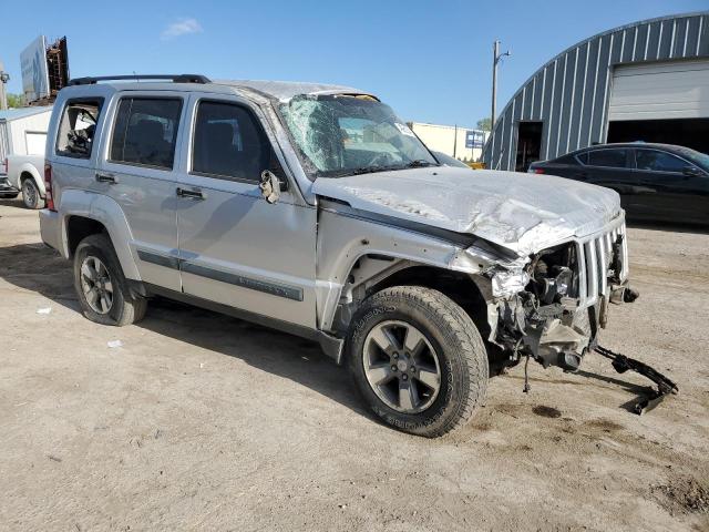 Photo 3 VIN: 1J8GN28K78W220240 - JEEP LIBERTY 