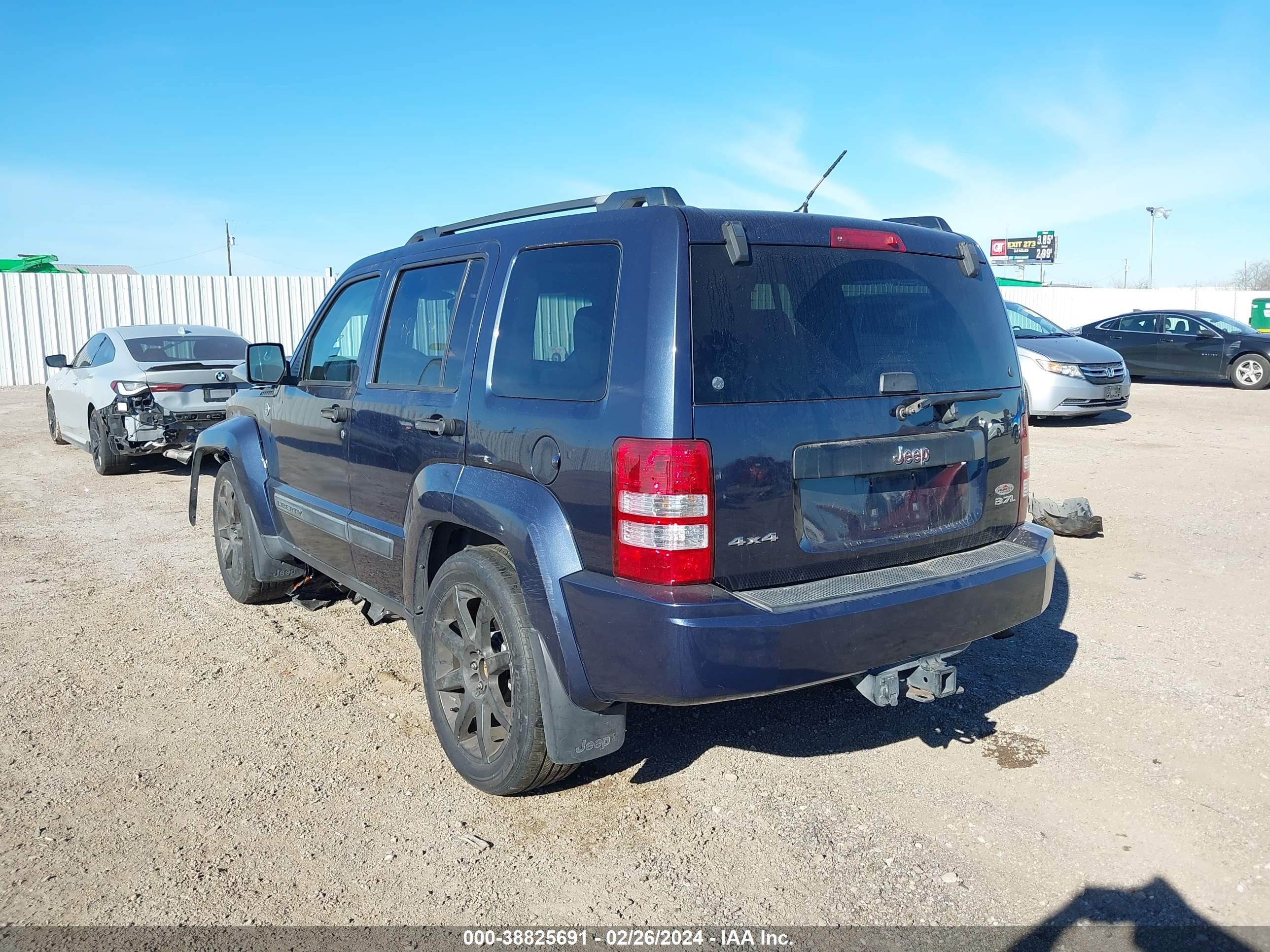 Photo 2 VIN: 1J8GN28K78W260804 - JEEP LIBERTY (NORTH AMERICA) 