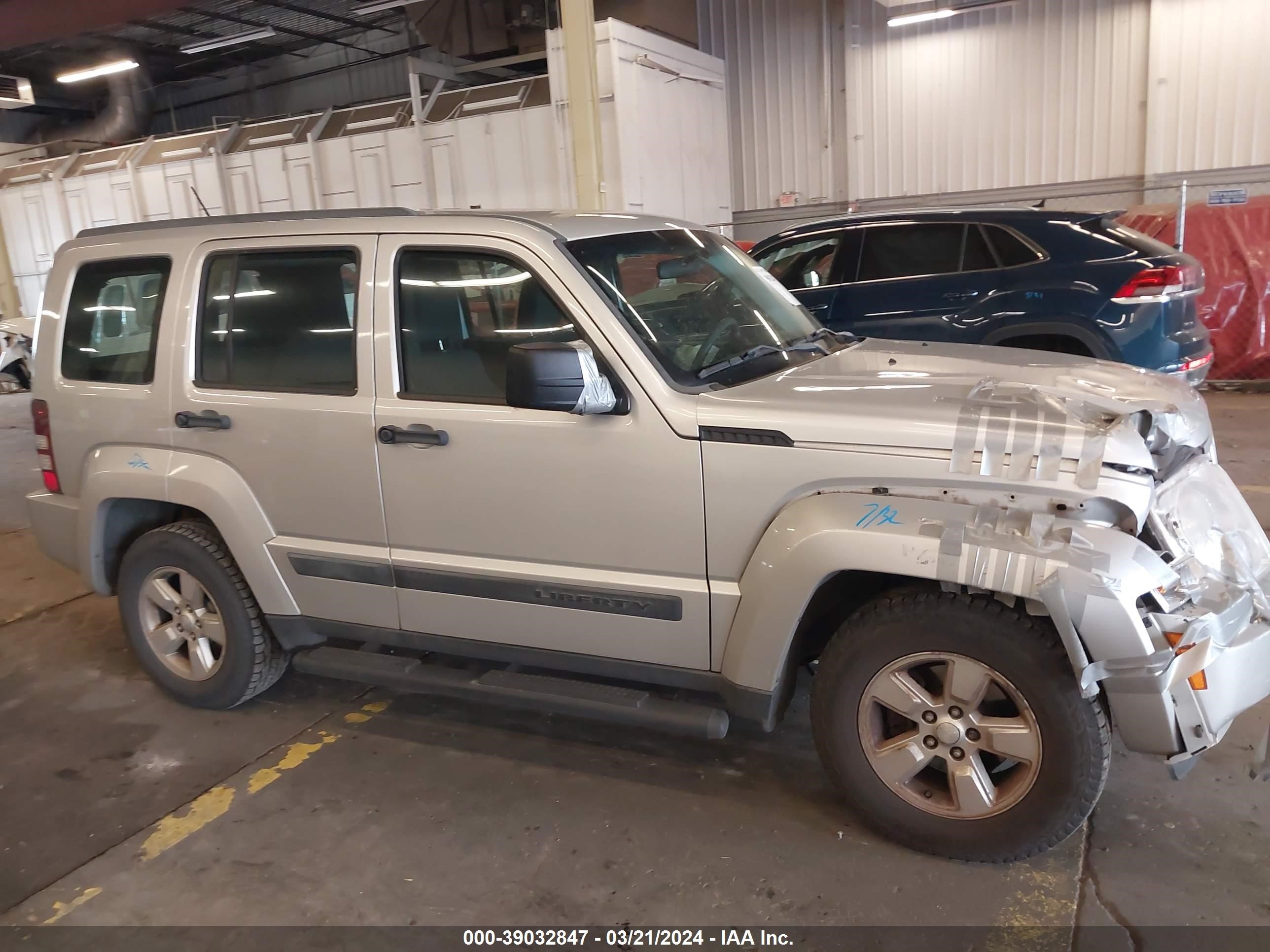 Photo 12 VIN: 1J8GN28K79W537307 - JEEP LIBERTY (NORTH AMERICA) 