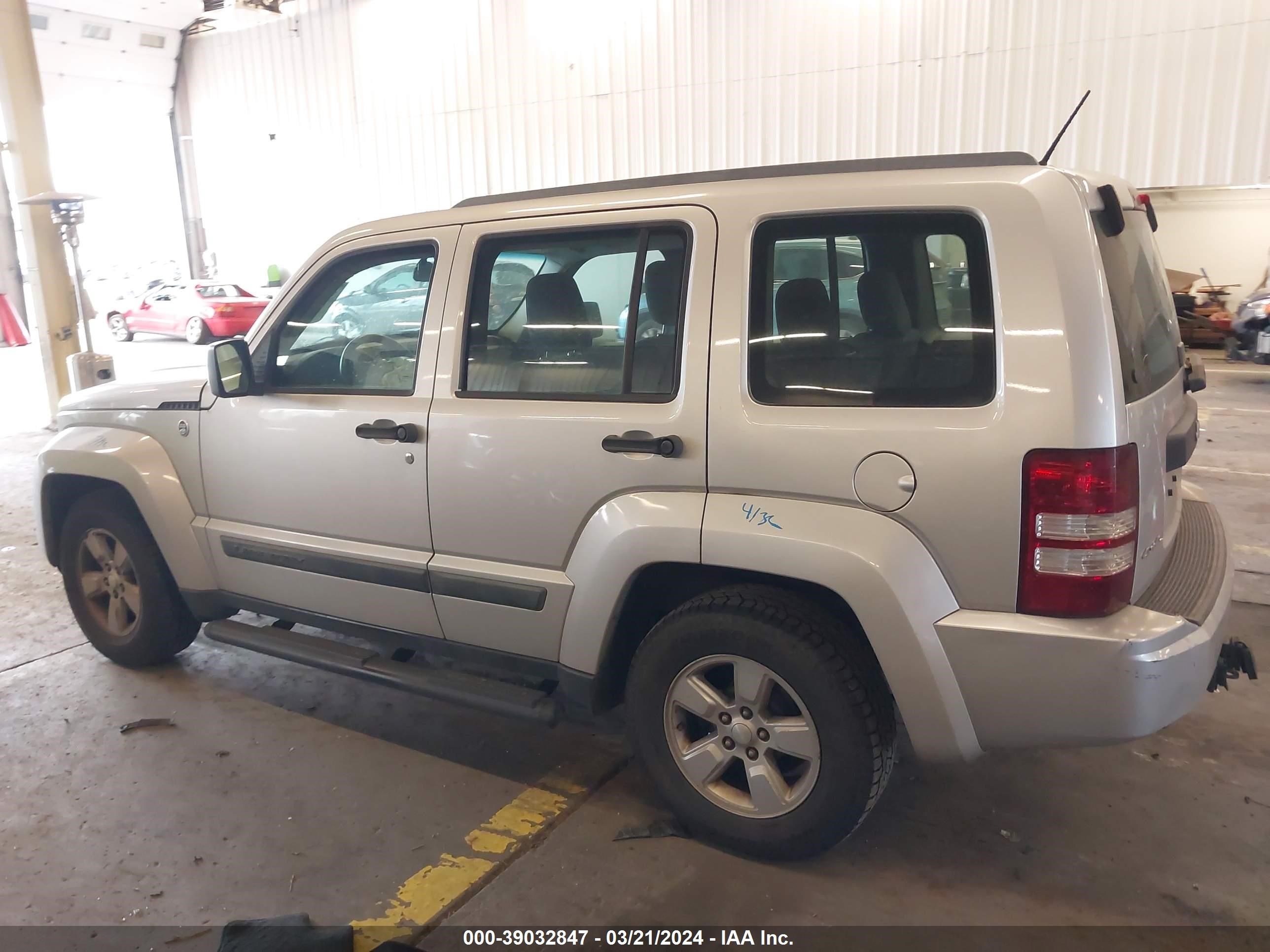 Photo 13 VIN: 1J8GN28K79W537307 - JEEP LIBERTY (NORTH AMERICA) 