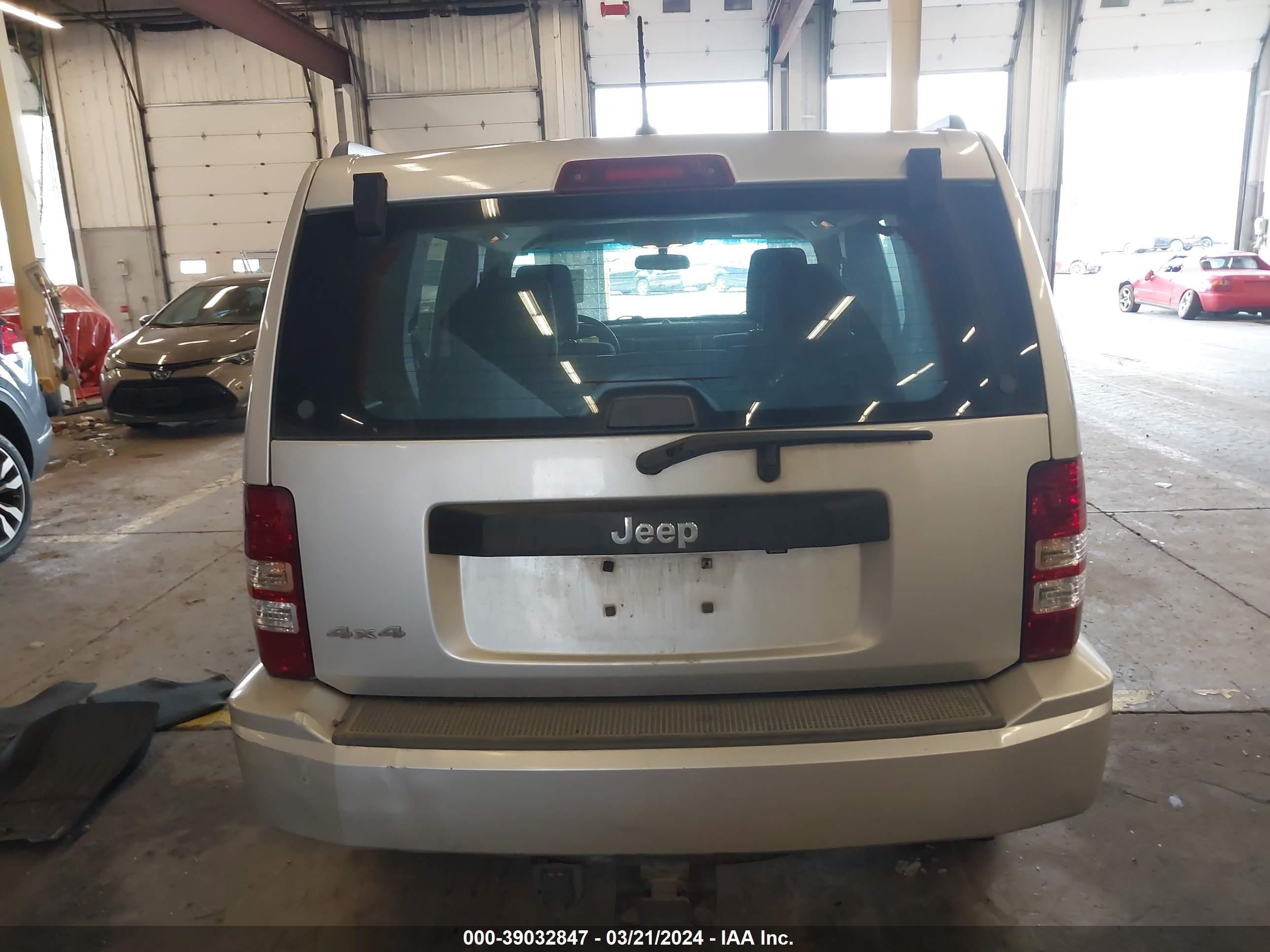 Photo 15 VIN: 1J8GN28K79W537307 - JEEP LIBERTY (NORTH AMERICA) 