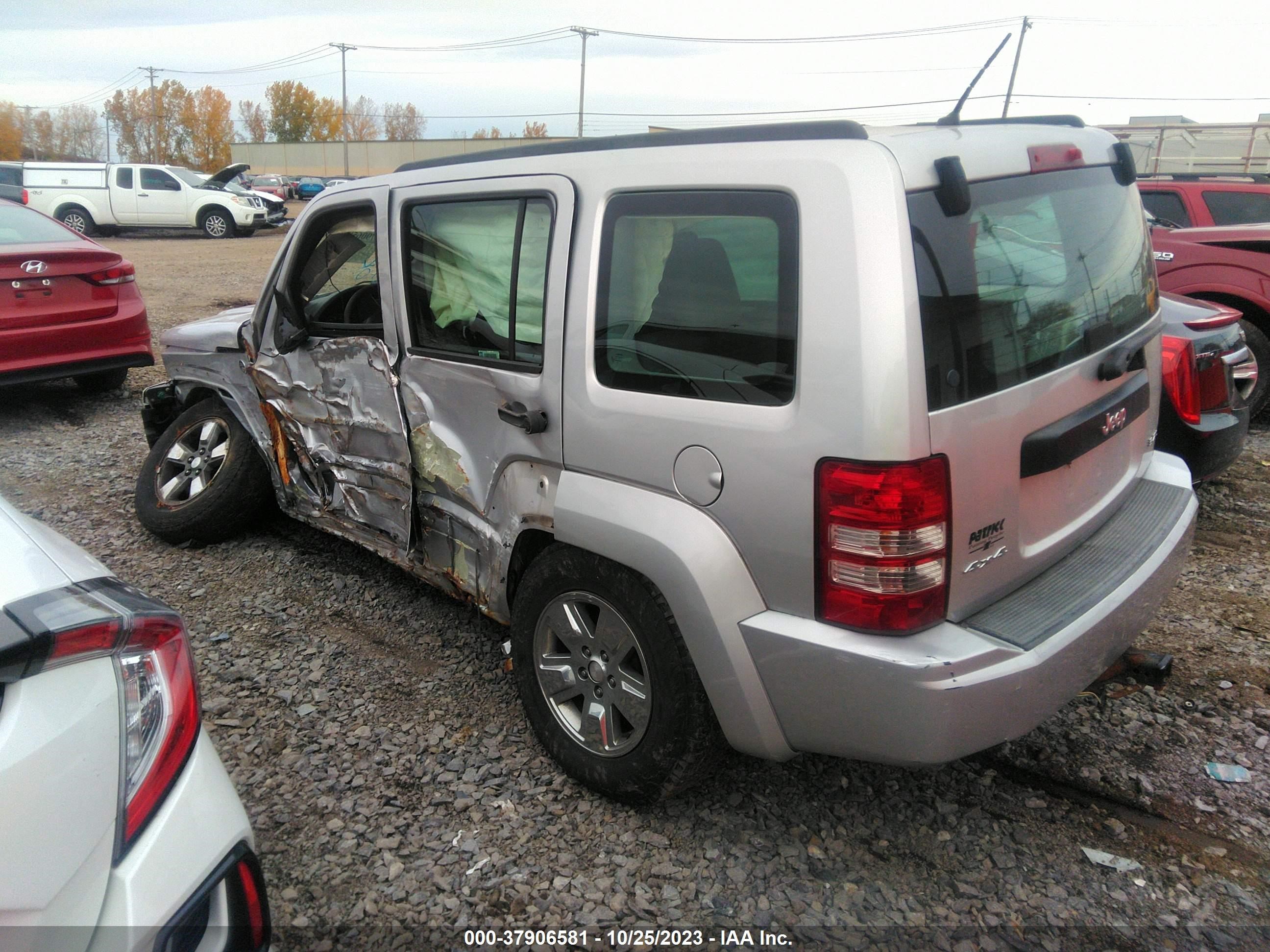 Photo 2 VIN: 1J8GN28K98W190075 - JEEP LIBERTY (NORTH AMERICA) 